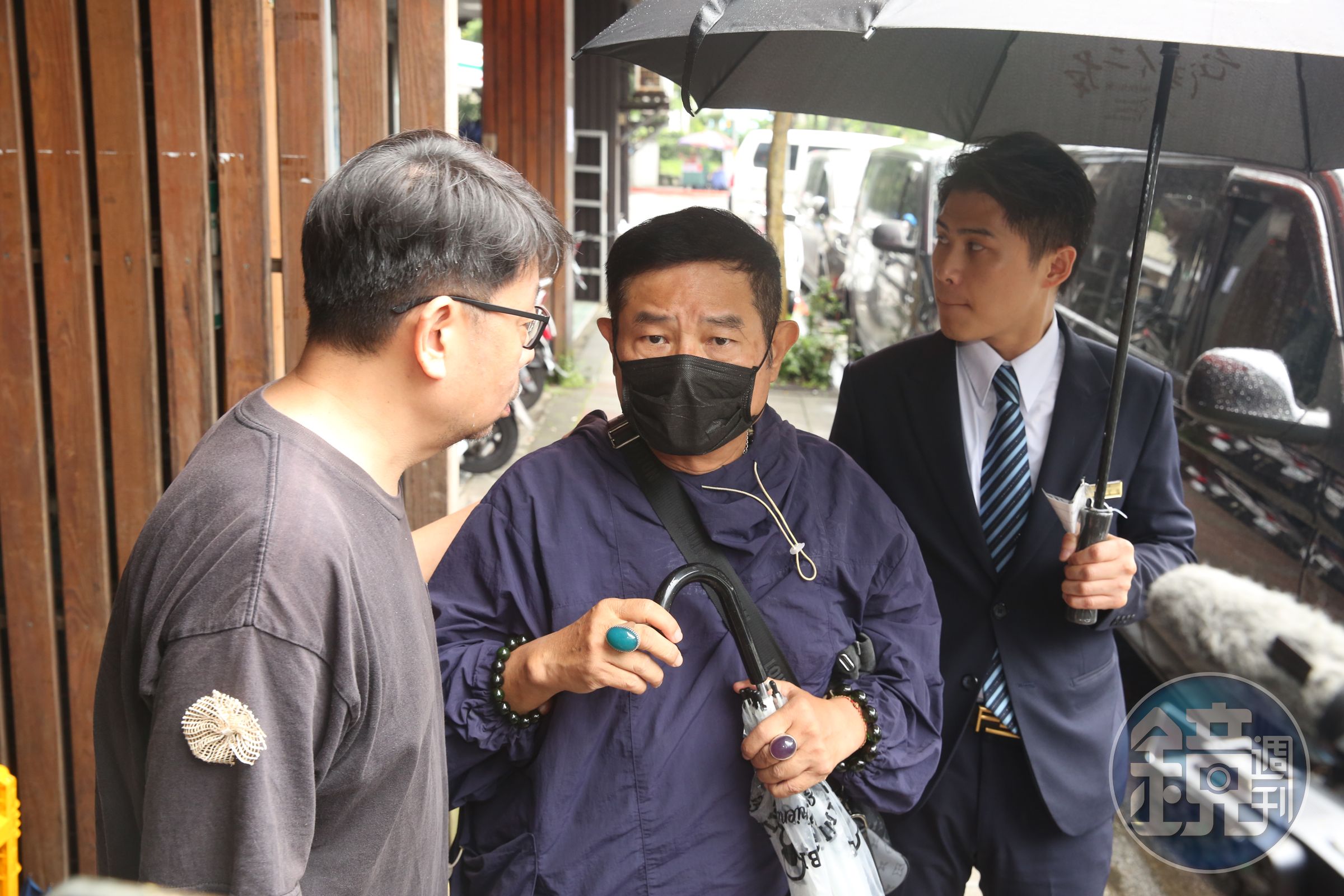 許效舜因自己仍有孝在身,沒有進入靈堂,僅在外致意。