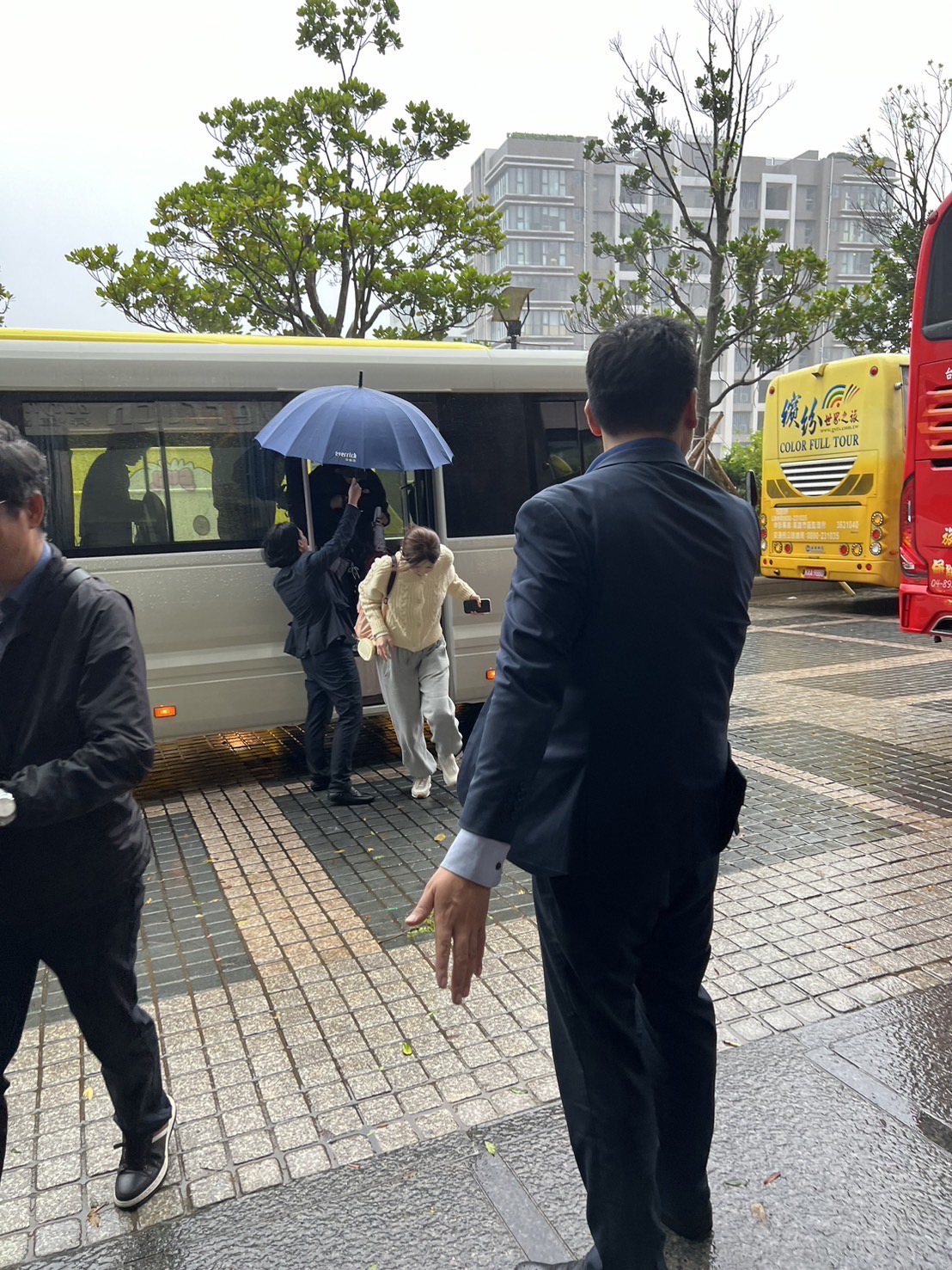 康芮颱風襲台當天風強雨驟,昇恆昌內湖旗艦店賣場人員在旅客下車時協助撐傘。(讀者提供)