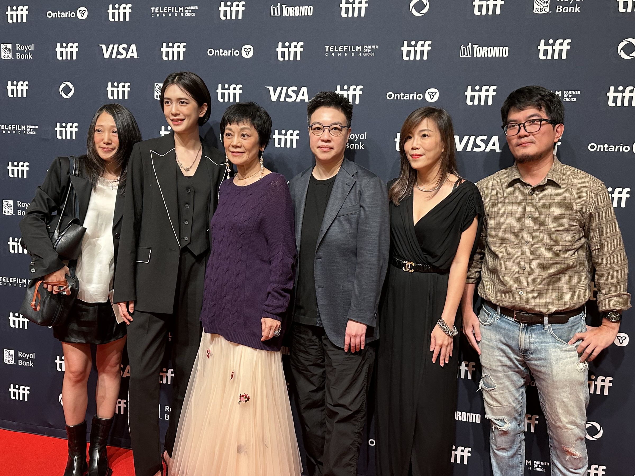聯合監製方瑄（左起）、演員劉奕兒、張艾嘉、編導黃熙、出品人劉芳君、東昊影業負責人張全琛聯袂出席多倫多影展。（東昊影業提供）