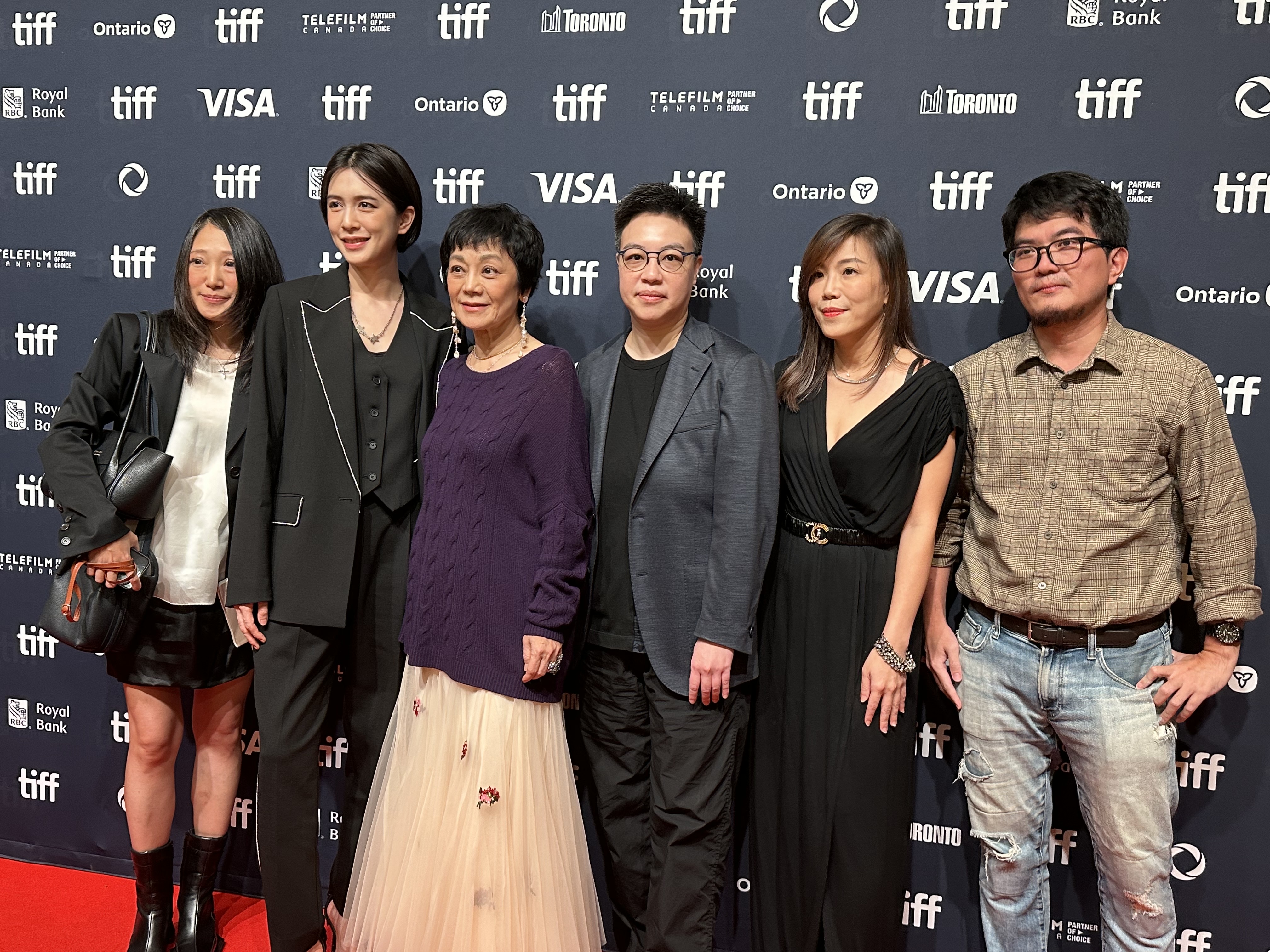 聯合監製方瑄（左起）、演員劉奕兒、張艾嘉、編導黃熙、出品人劉芳君、東昊影業負責人張全琛聯袂出席多倫多影展。（東昊影業提供）