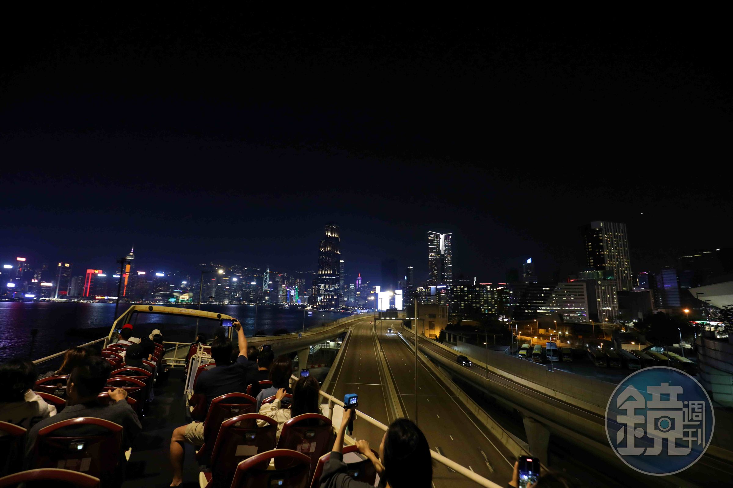 穿梭在被夜色籠罩的快速道路上,還有一點搭上雲霄飛車的錯覺。
