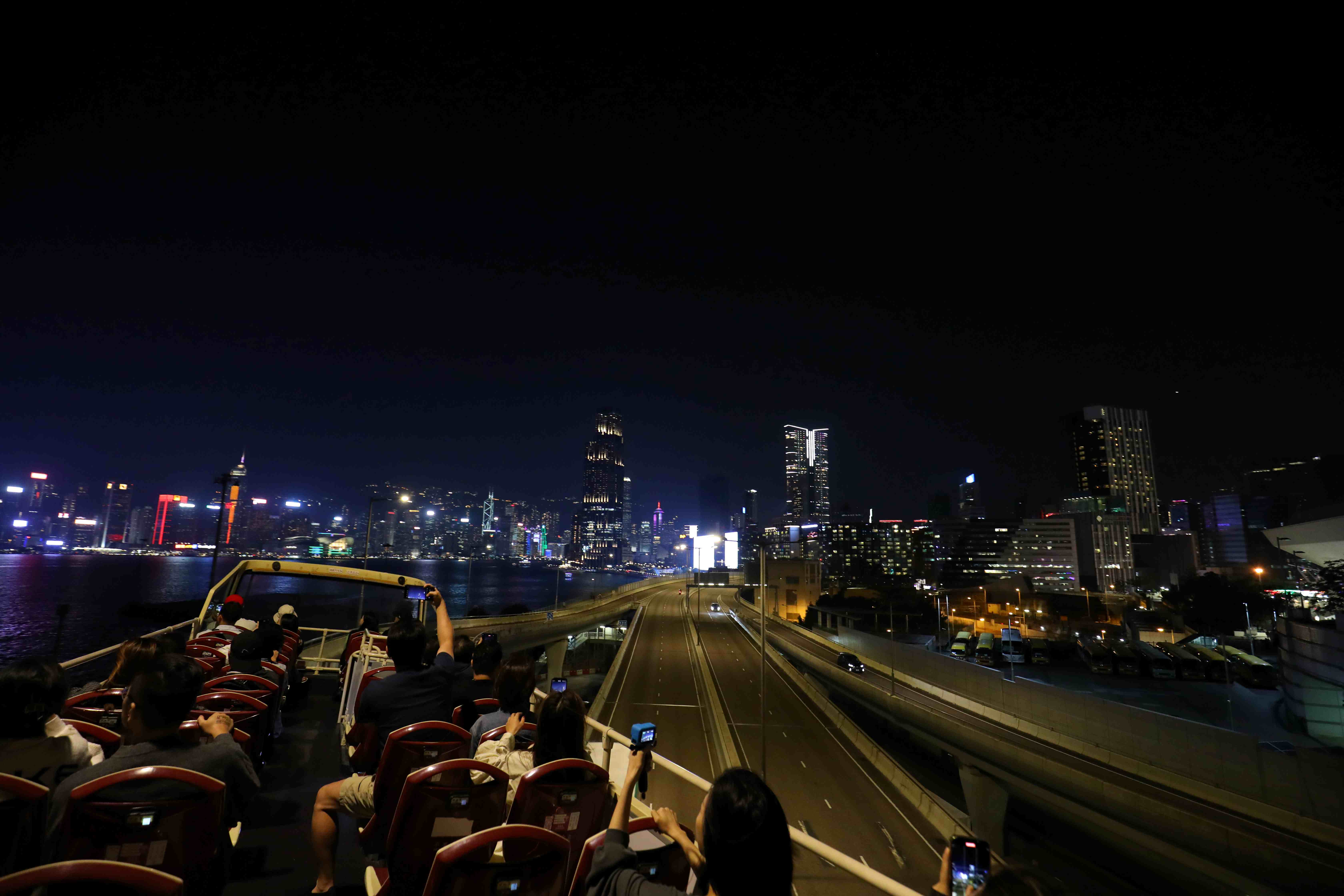 穿梭在被夜色籠罩的快速道路上，還有一點搭上雲霄飛車的錯覺。