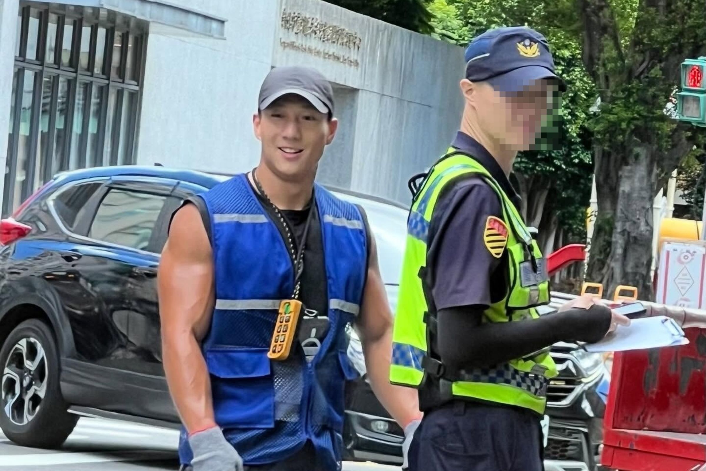 新北三重一位機車拖吊司機,因長相神似藝人王陽明及韓星蘇志燮,加上一身黝黑肌肉,路邊搬運機車時被民眾拍下PO網爆紅。(翻攝自爆廢公社)