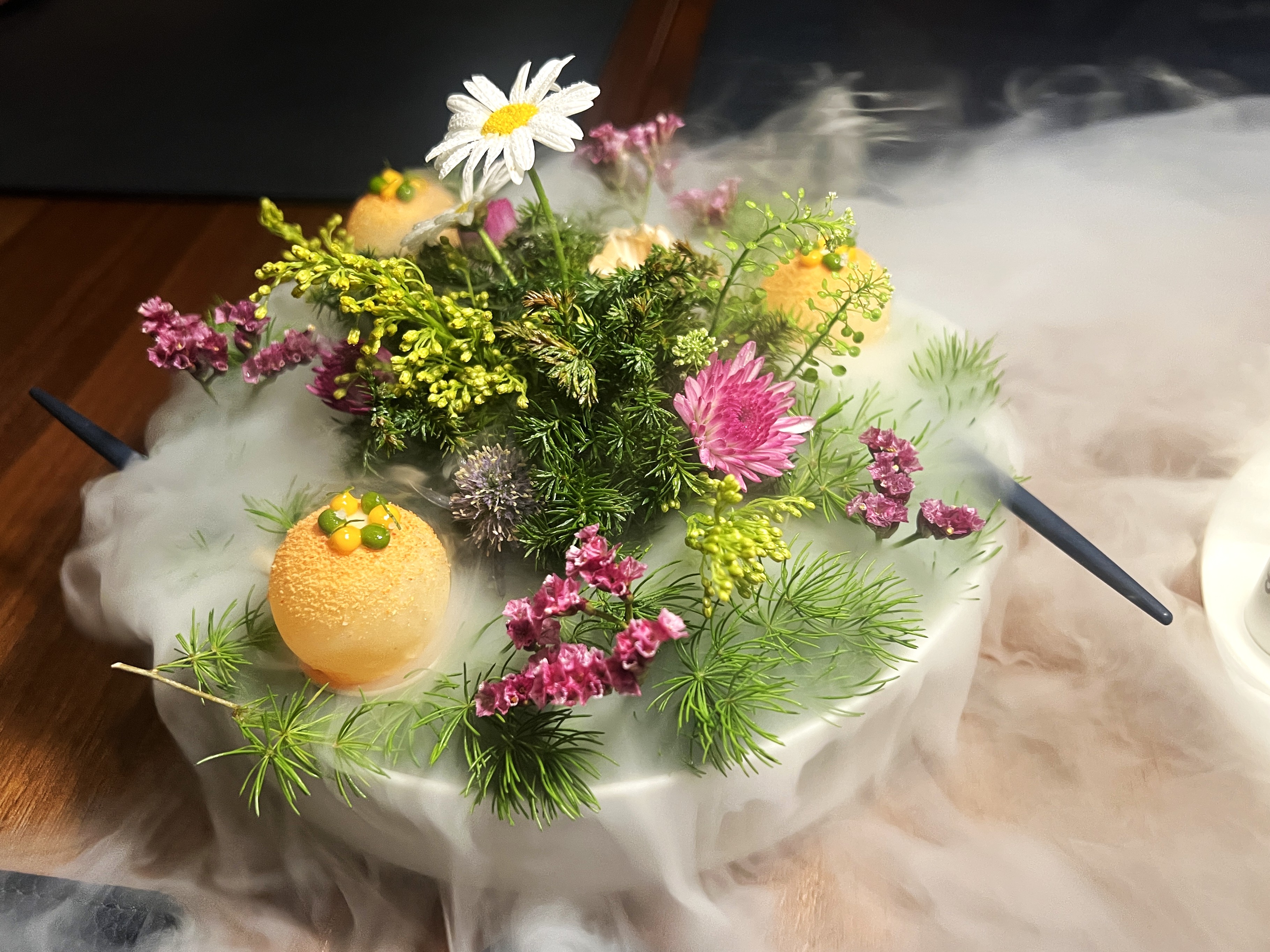 主廚Xavier今年4月新推出的《春綻》套餐，前菜就以花團錦簇的優雅酸味呈現。