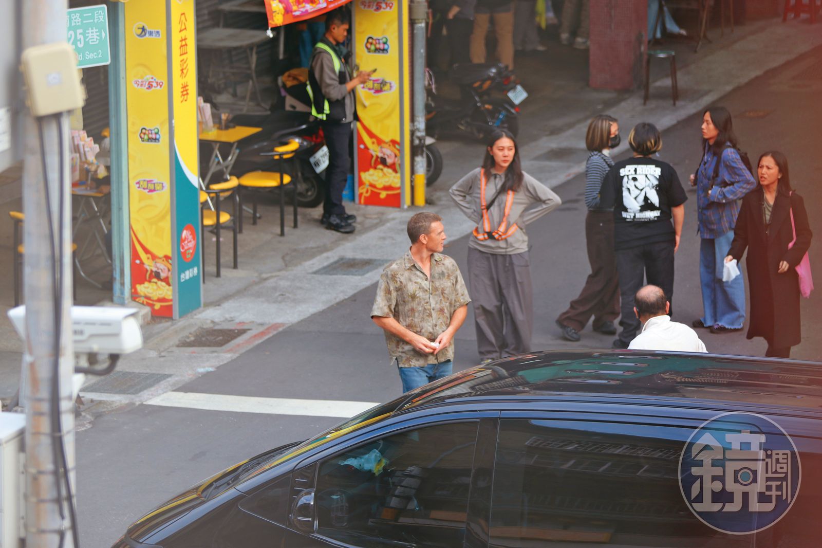 16：33，山姆沃辛頓拍完收工，獨自搭保母車離開