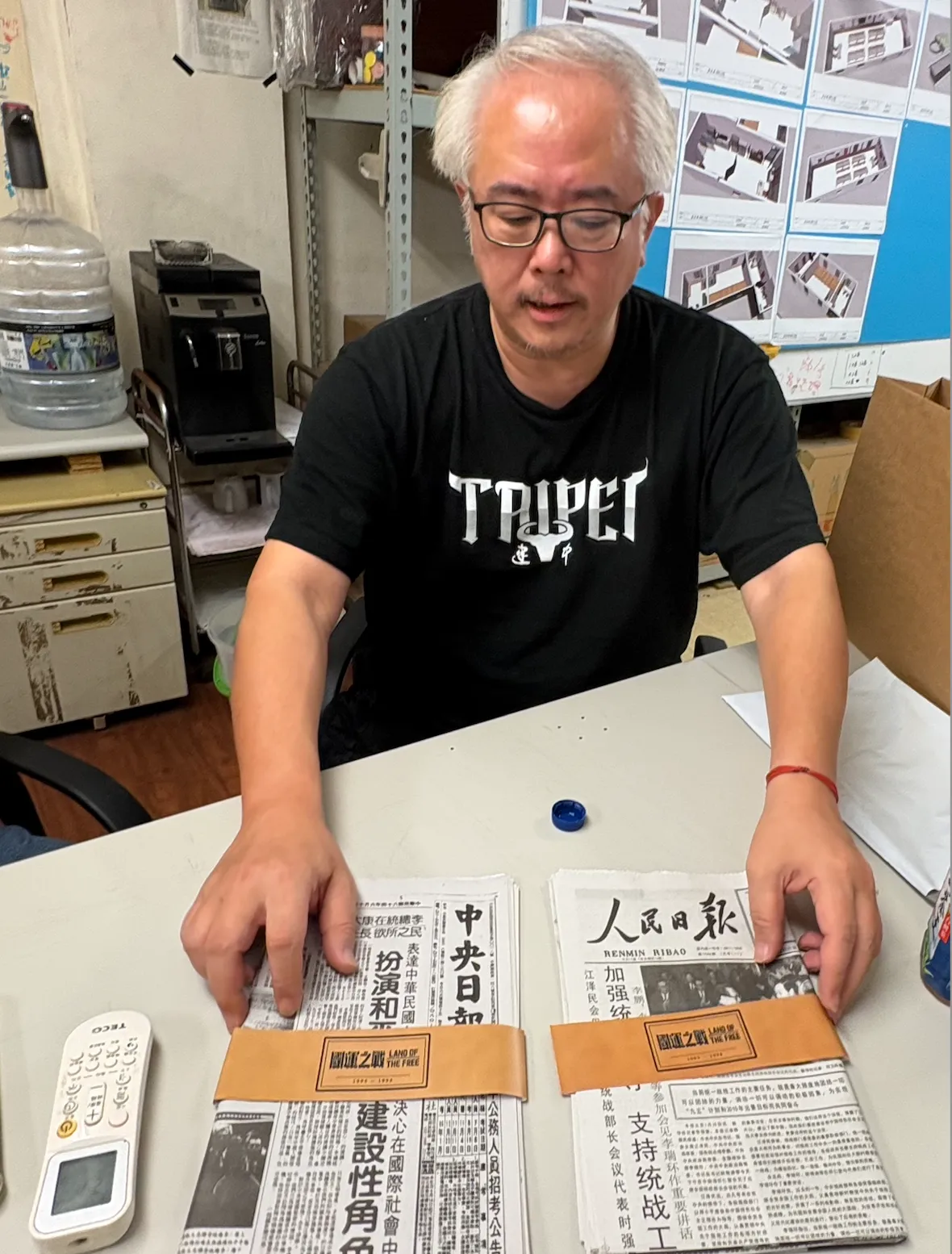 在政治禁忌與市場夾縫中，汪怡昕與劇組試圖在官方檔案與民間記憶之間，呈現真實歷史。圖為汪怡昕與劇組復刻當年的《中央日報》、《人民日報》報紙。