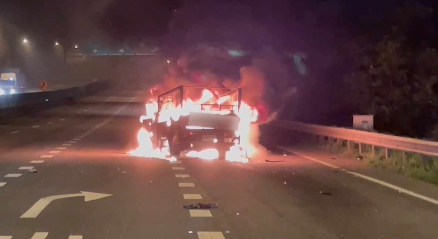 小貨車因與油罐車碰撞，隨即起火燃燒。（翻攝畫面）