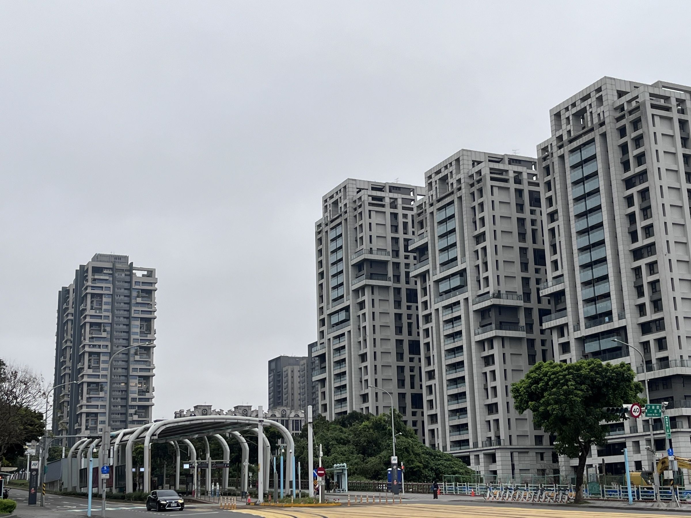 輕軌帶動,新北市淡水區發展已逐步集中於淡海新市鎮,2字頭房價相對市區友善,青年族群提早購屋卡位。(永慶房產集團提供)