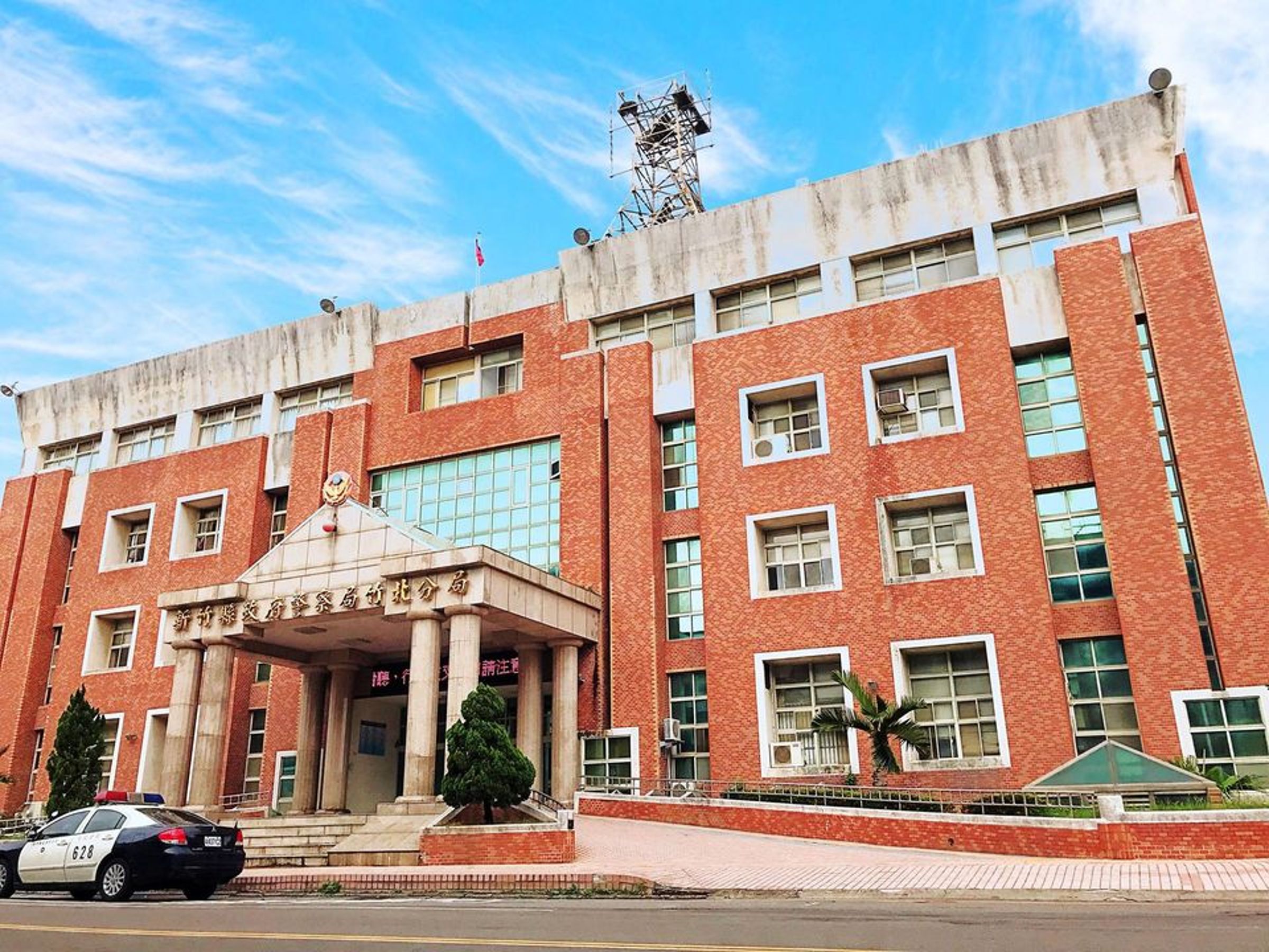 竹北分局潘姓女警遭爆料涉嫌兼職做全套服務,經警方行政調查查無具體事證。(翻攝臉書「竹北分局警好讚」)