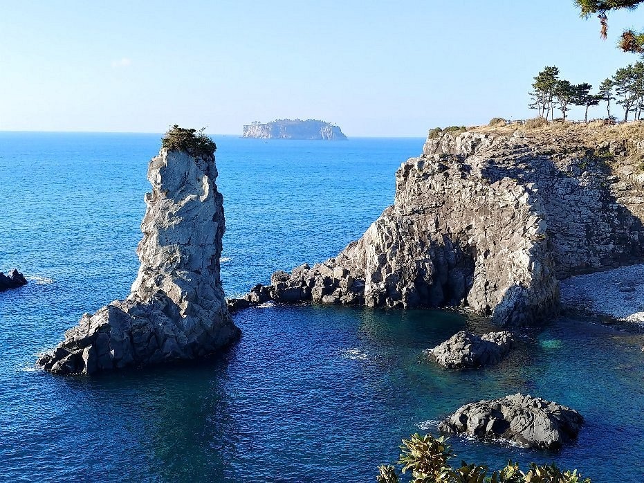 為自拍絕頂美景墜崖，險升天慘死事件頻傳！韓濟州政府要擴大管制。圖為濟州「獨立岩」。（翻自tripadvisor.com.tw）