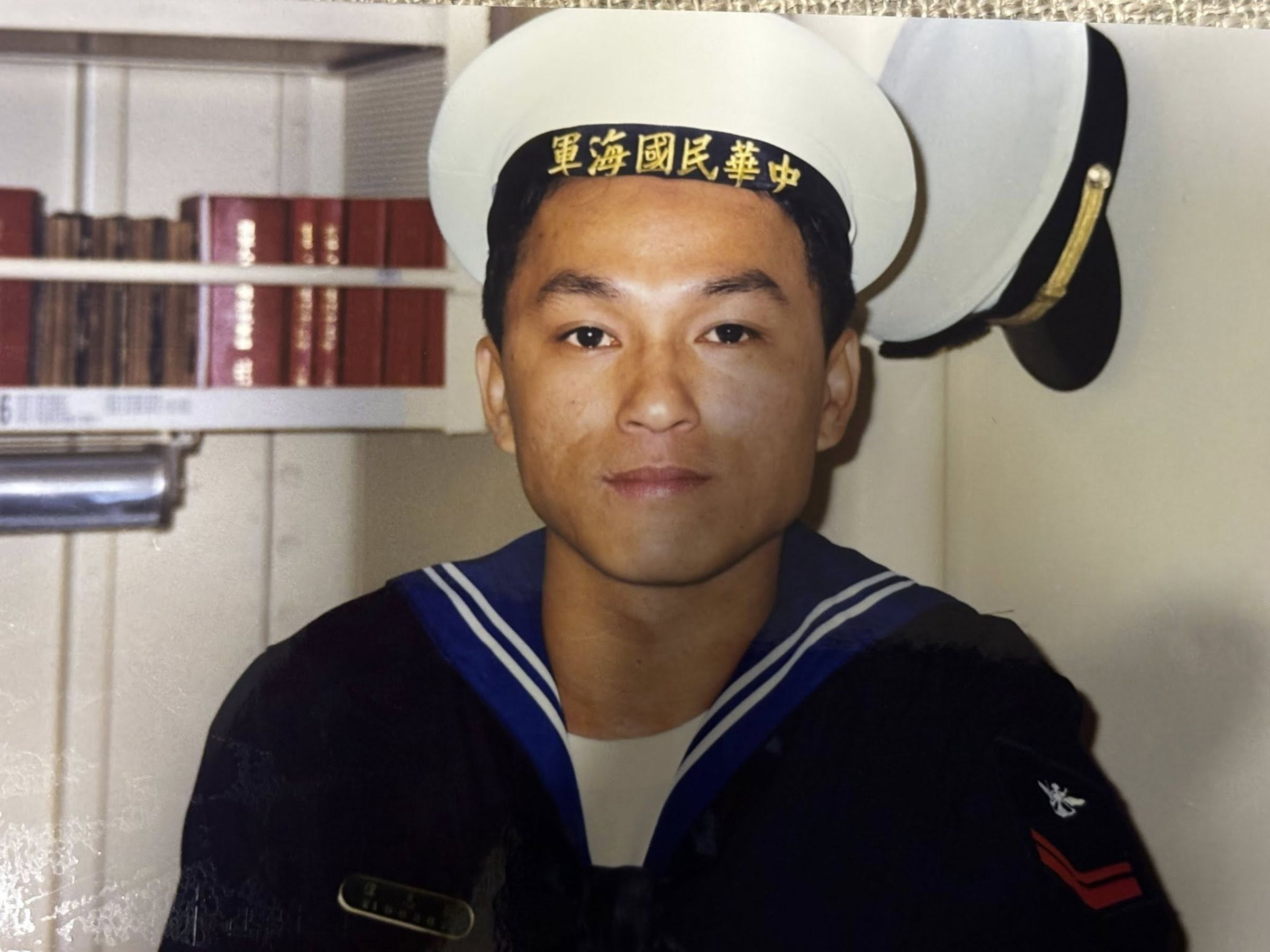 狄志為曬出自己年輕時,當海軍的照片。(翻攝自狄志為臉書)