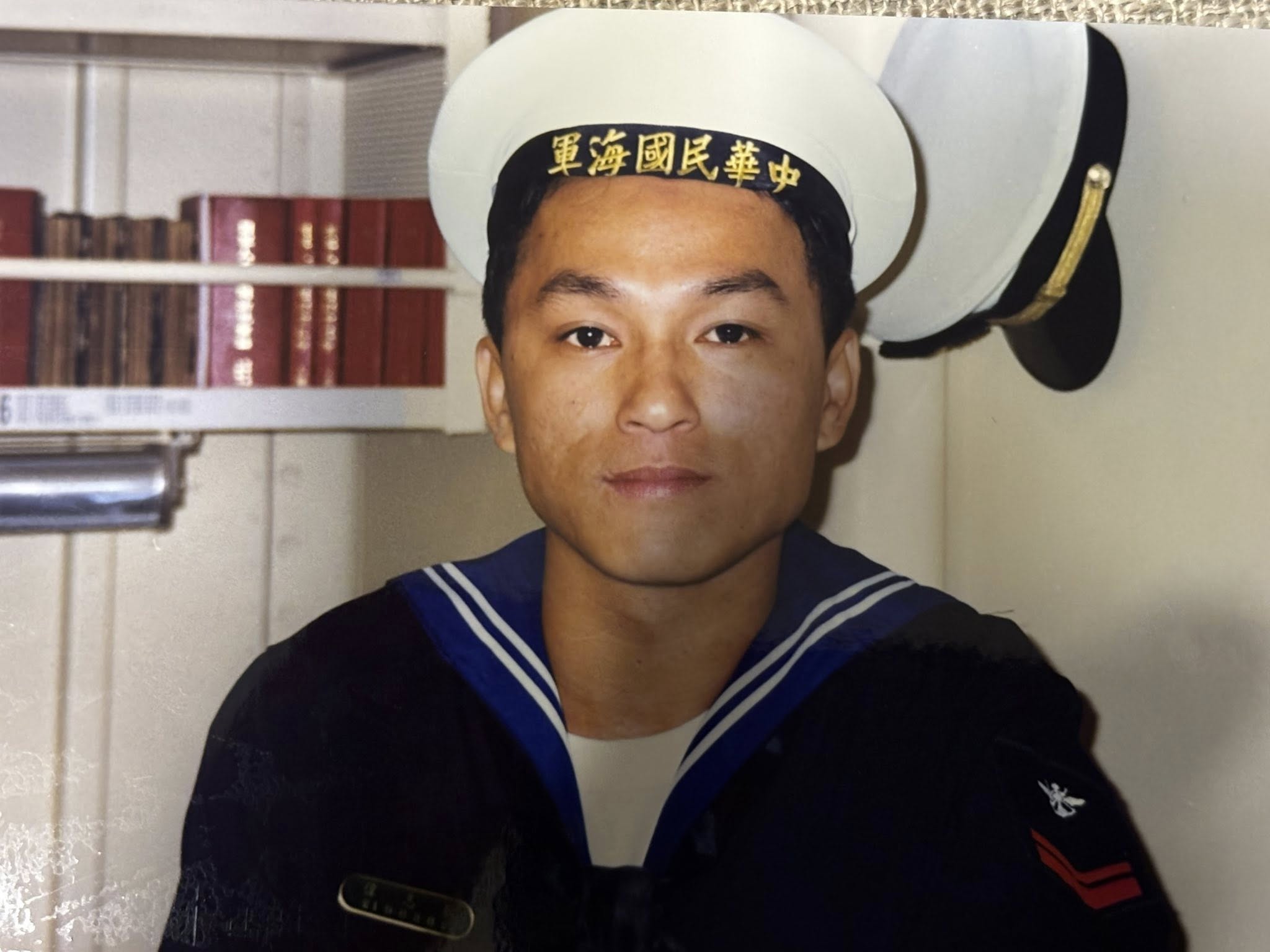 狄志為曬出自己年輕時，當海軍的照片。（翻攝自狄志為臉書）
