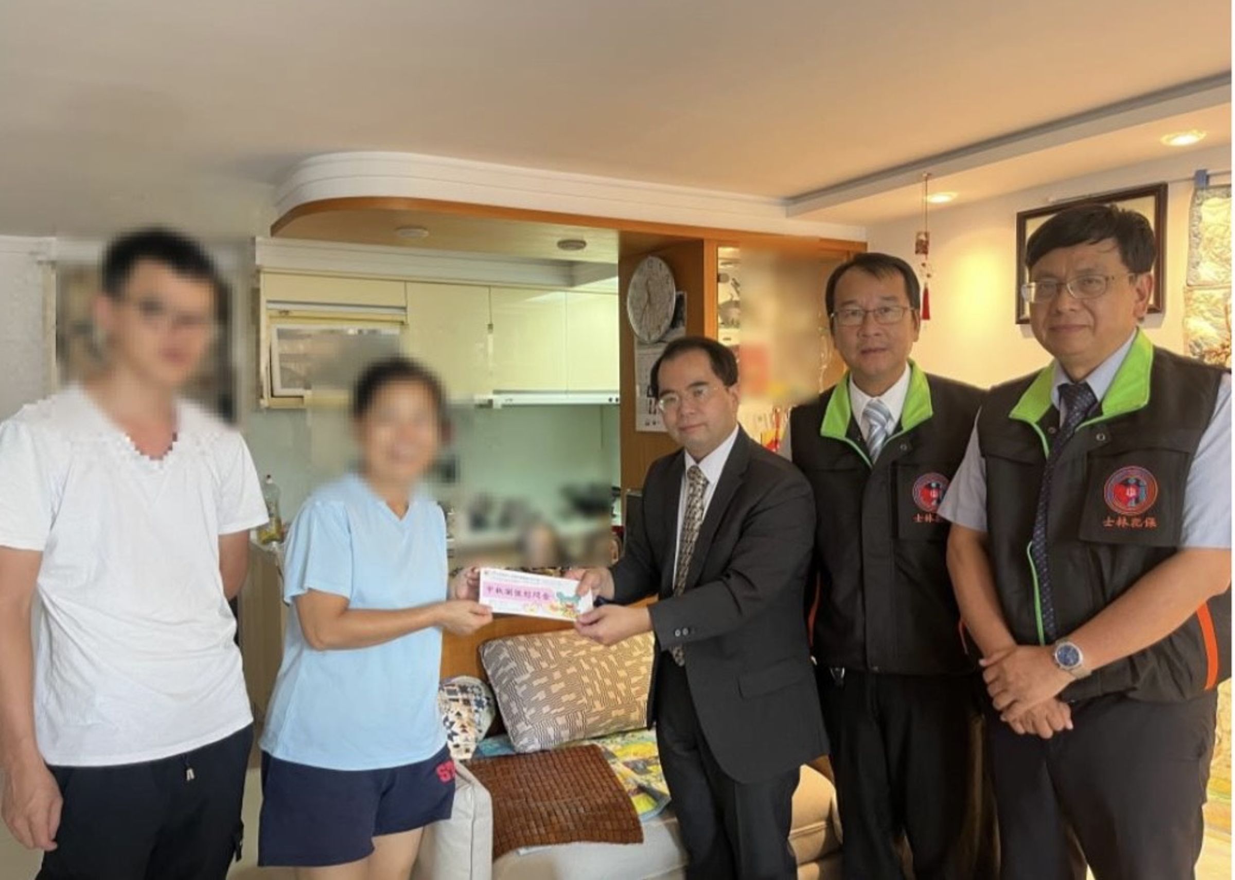 士林地檢署檢察長顏迺偉(中)致贈中秋慰問金給被害人遺屬。(士林地檢署提供)