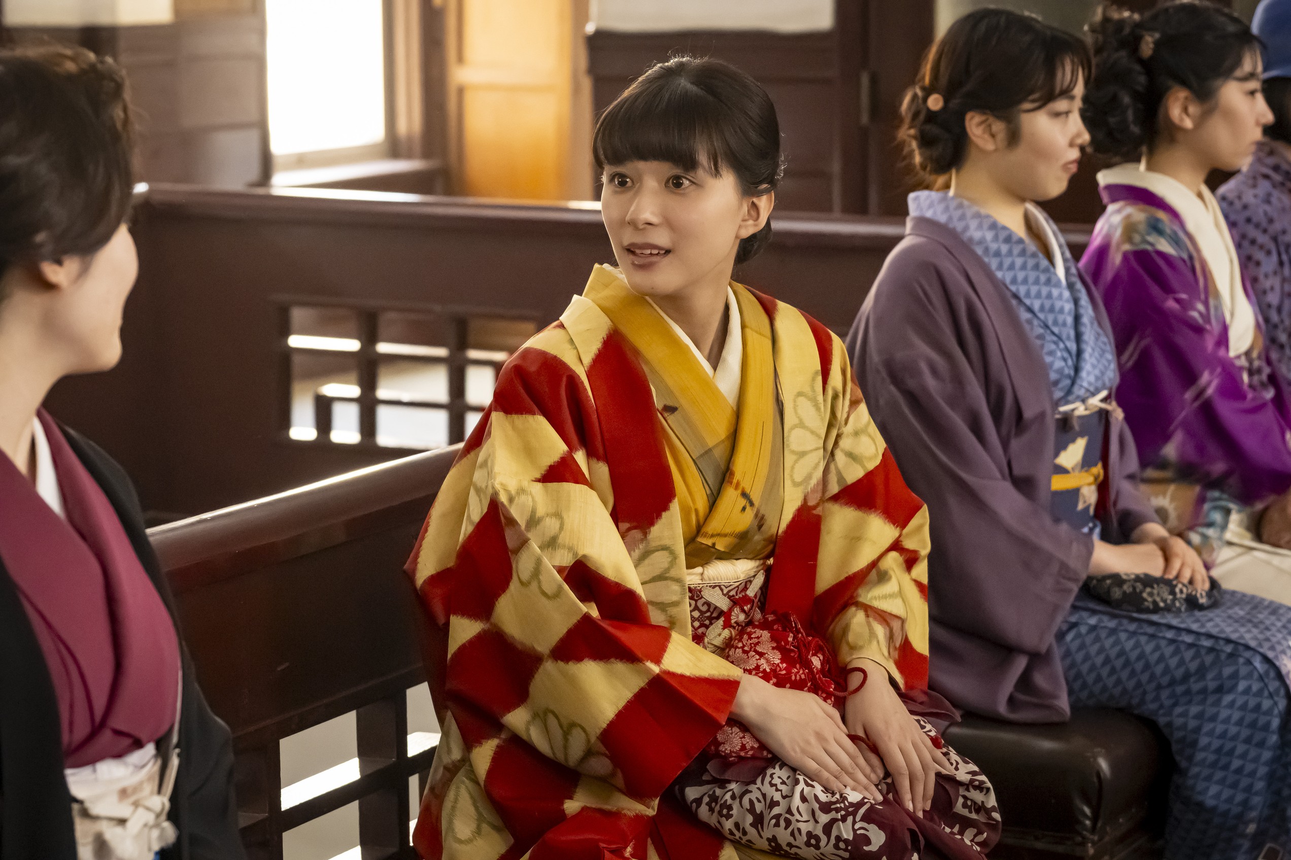 芳根京子（左二）在《宛如粼光夫婦日和》飾演新婚人妻。（ 翻攝自官方X）