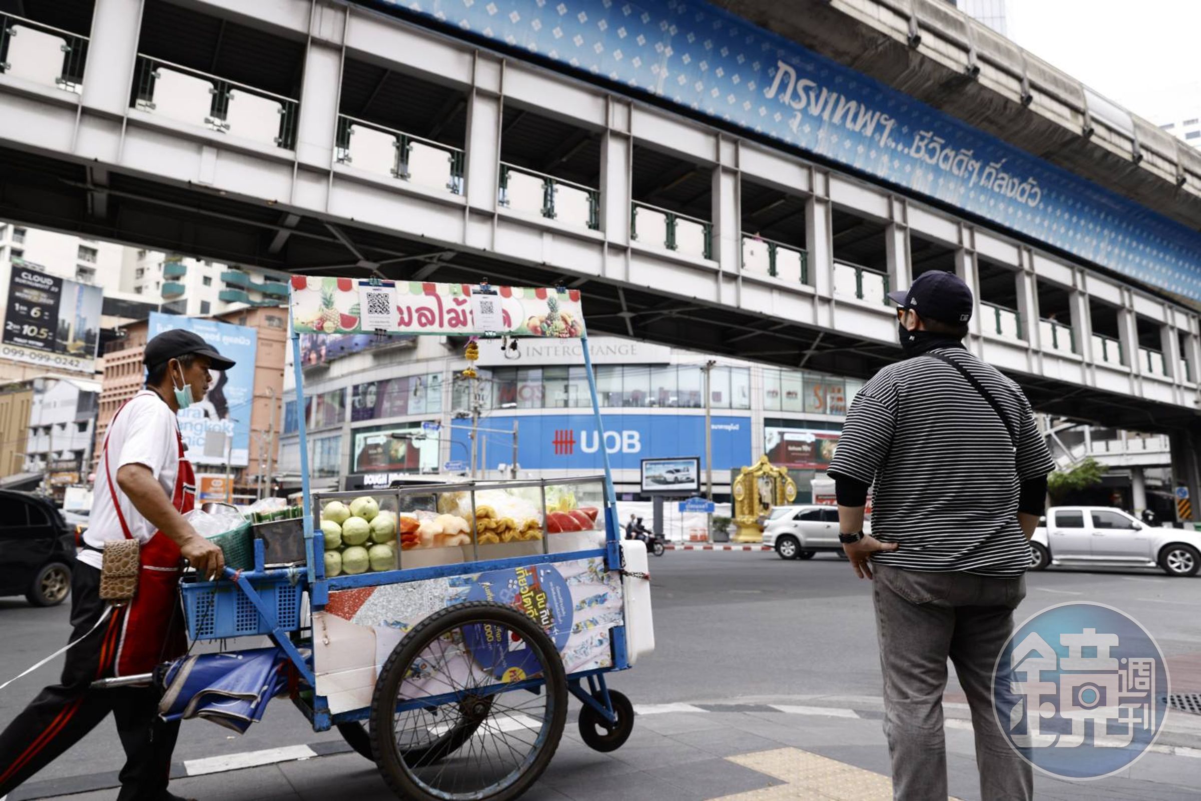 發哥指著曼谷市中心阿索克(Asok)區天橋的一句標語「曼谷是宜居城市」,說:「泰國適合來旅遊、花錢,但不適合來投資買房和生活。」