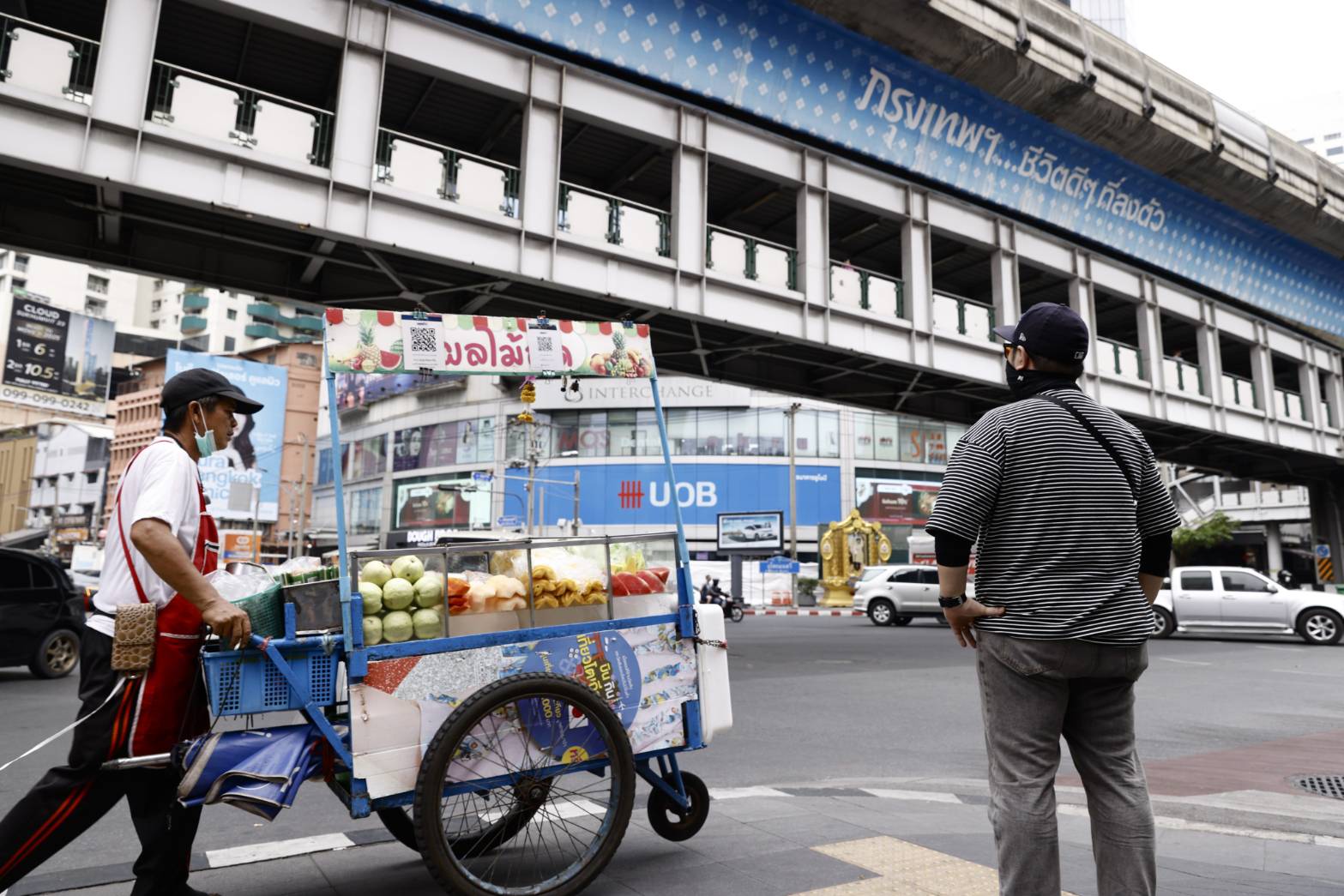 發哥指著曼谷市中心阿索克（Asok）區天橋的一句標語「曼谷是宜居城市」，說：「泰國適合來旅遊、花錢，但不適合來投資買房和生活。」
