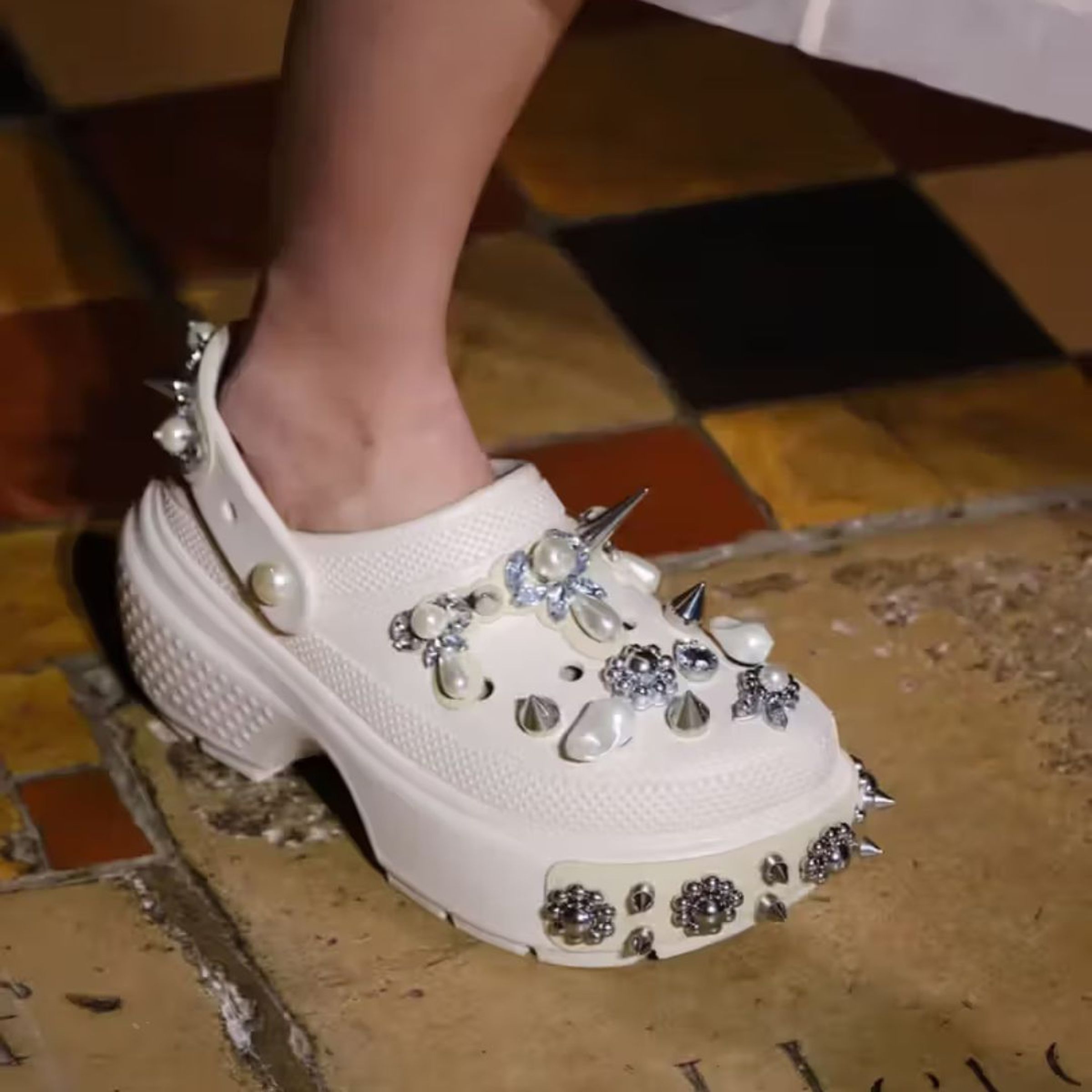 Simone rocha x Crocs雪白鉚釘厚底洞洞鞋。NT$8,680(喜事集團提供)