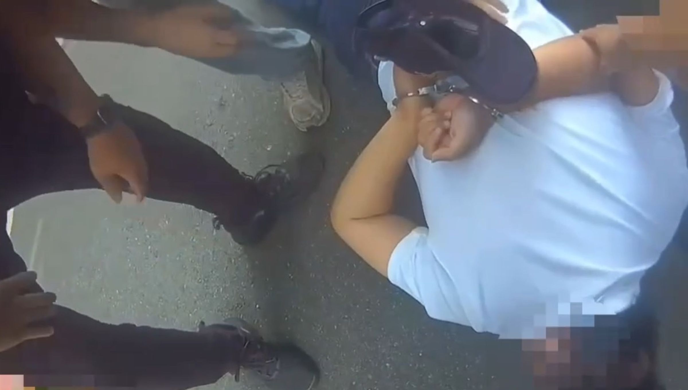 警方尾隨何婦，見雙方面交後隨即上前壓制車手。（翻攝畫面）