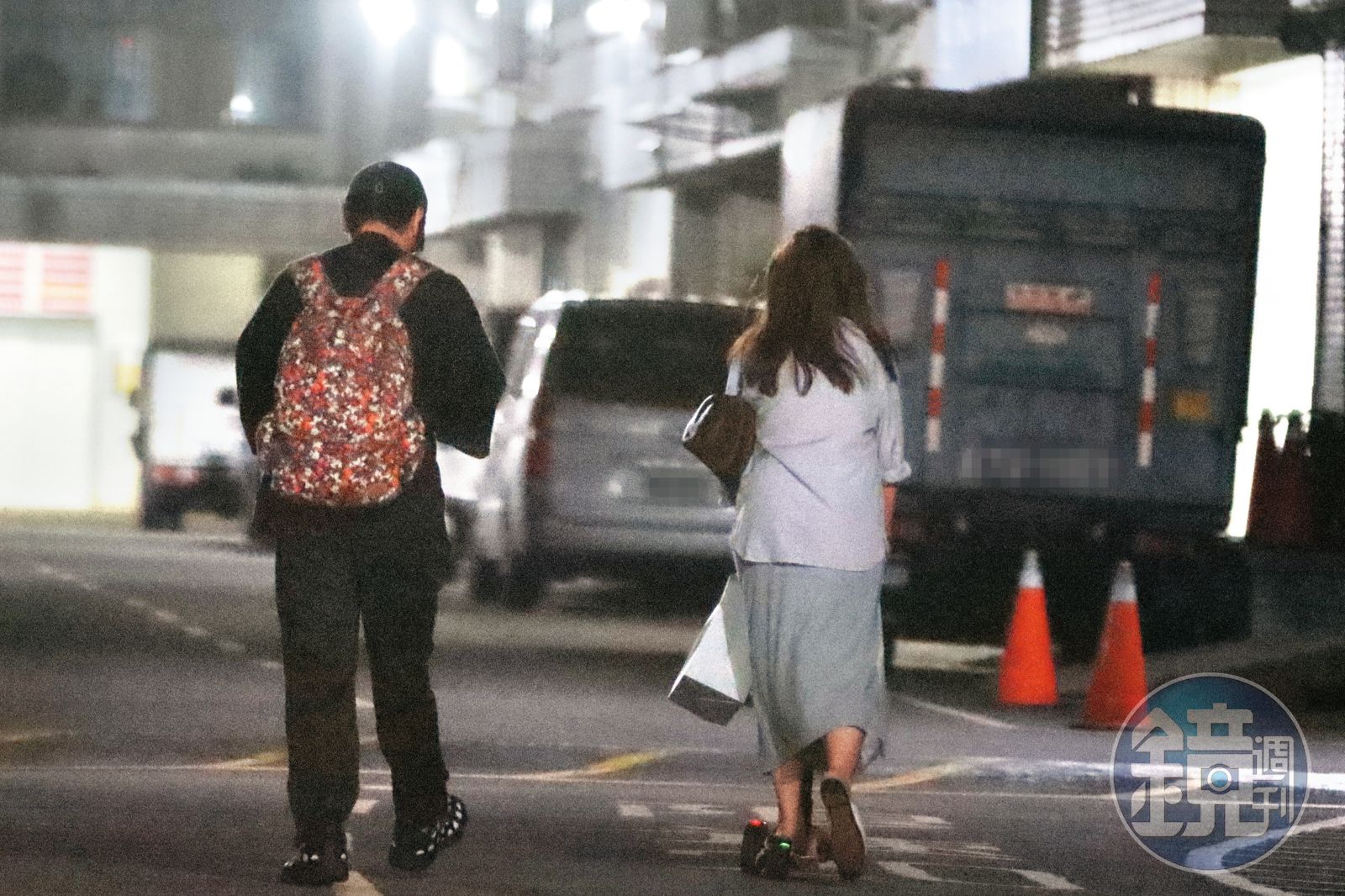 22：03 Toro與女伴走路回家，貌似已經進入同居的狀態