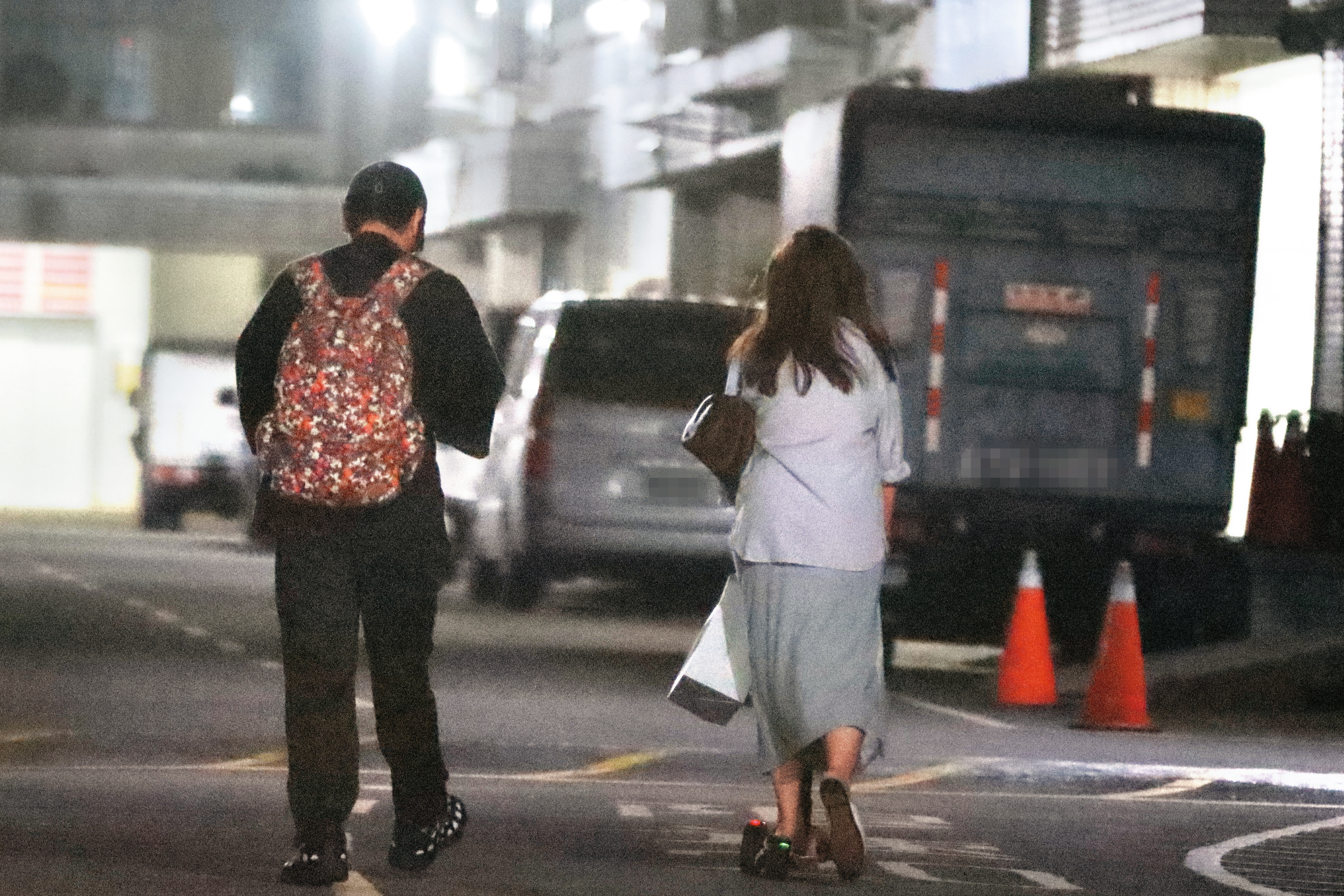22：03 Toro與女伴走路回家，貌似已經進入同居的狀態。