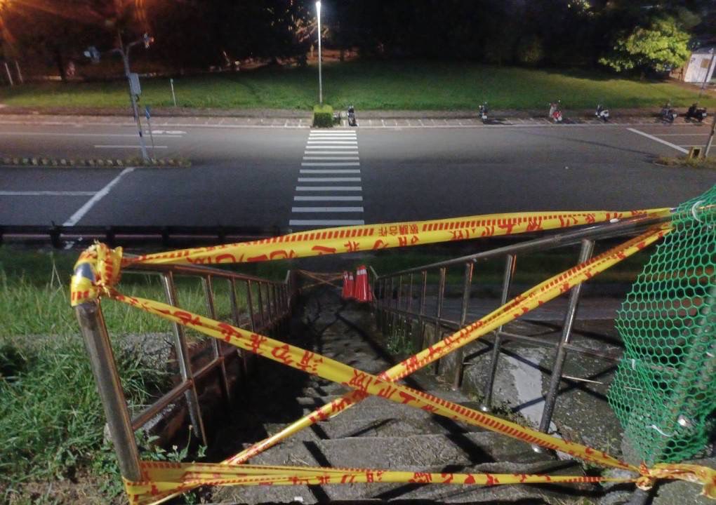 越堤道欄杆遭破壞後，高灘處派員設置警示措施及通報修復。（新北高灘處提供）