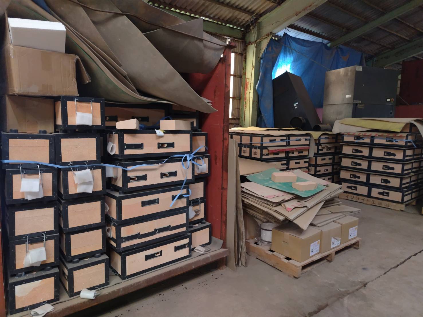 工廠堆放即將出貨的七輪烤具。