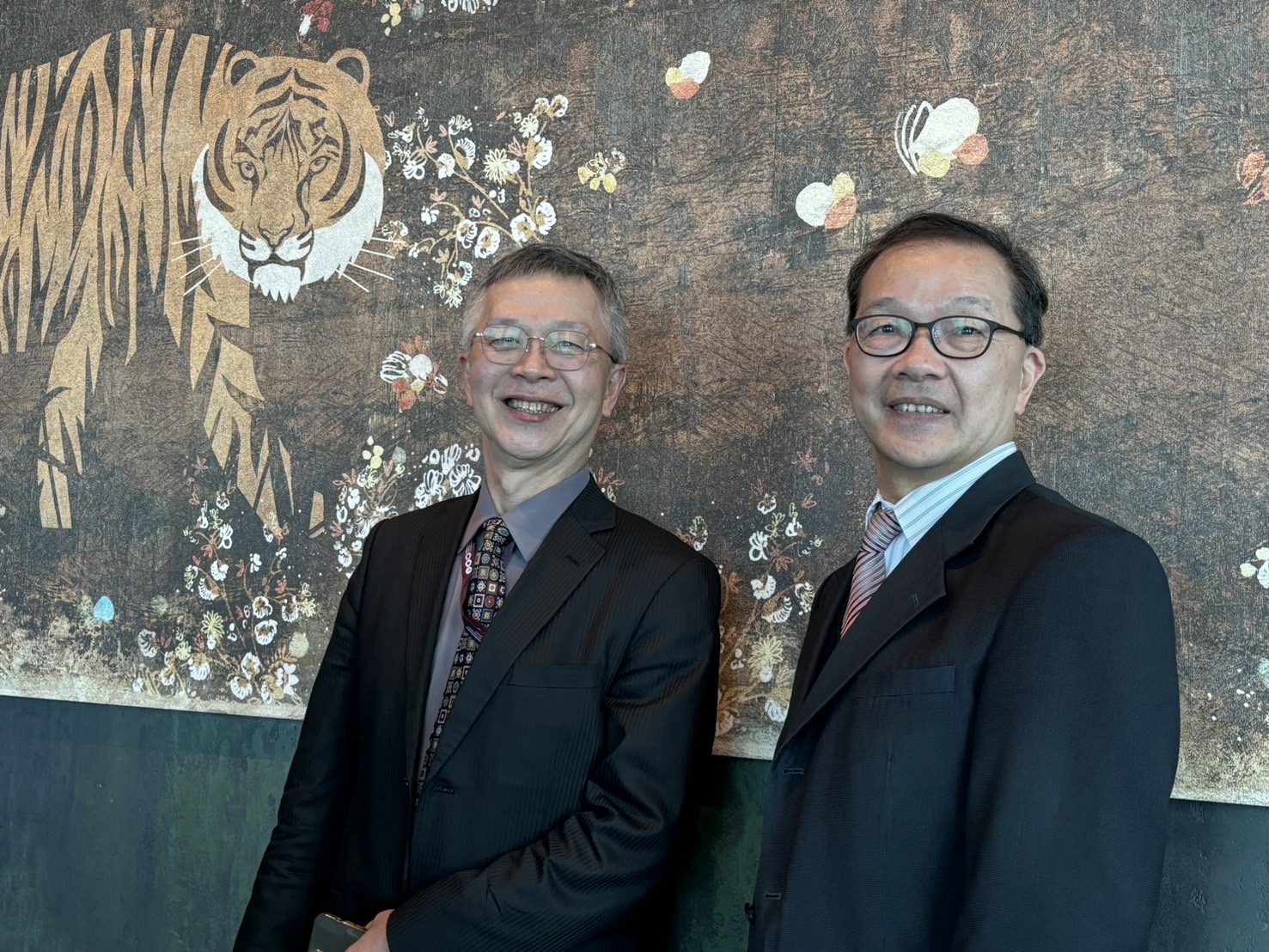 叡揚資訊董事長暨執行長張培鏞（左）與總經理陳世安（右），對公司今年營運狀況樂觀以對。