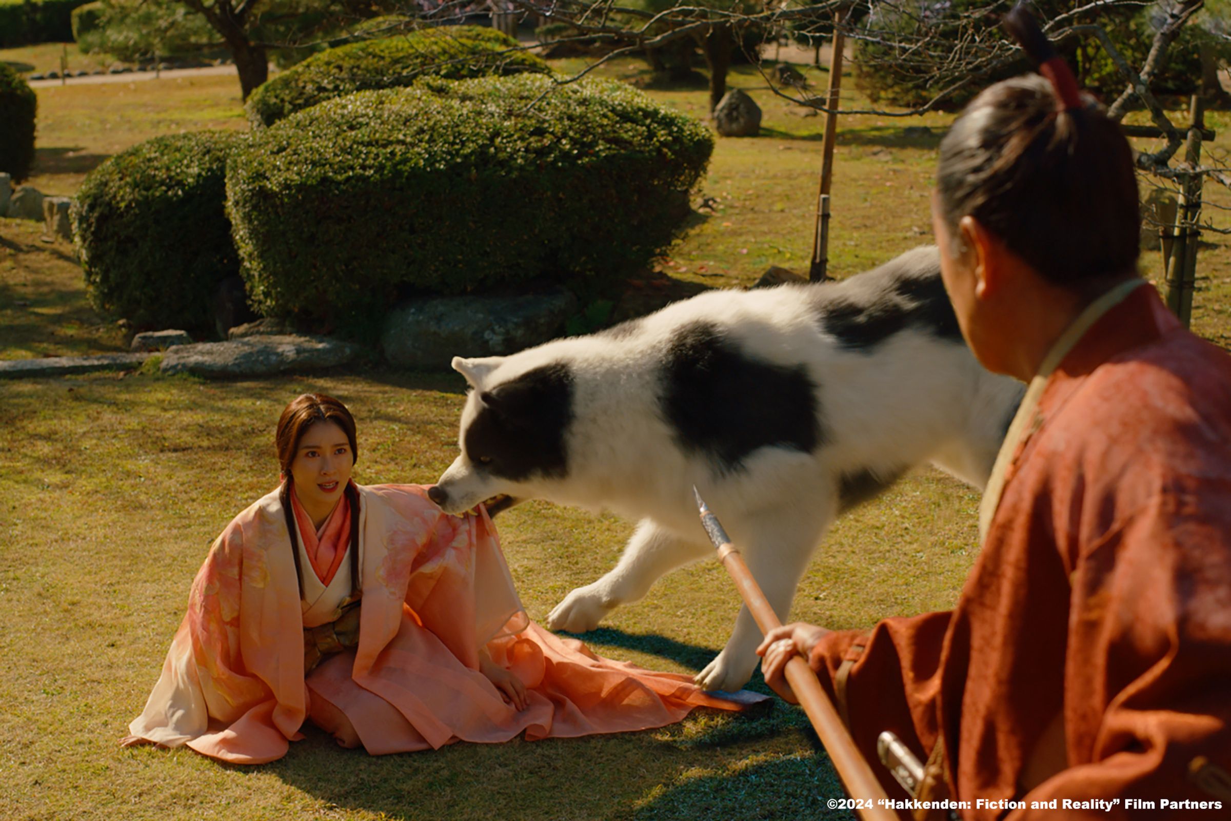 土屋太鳳(左)在演出的《八犬傳》與妖犬有不少互動,妖犬全靠電腦特效製作,設計上融合東、西洋犬的外型。(原創娛樂提供)