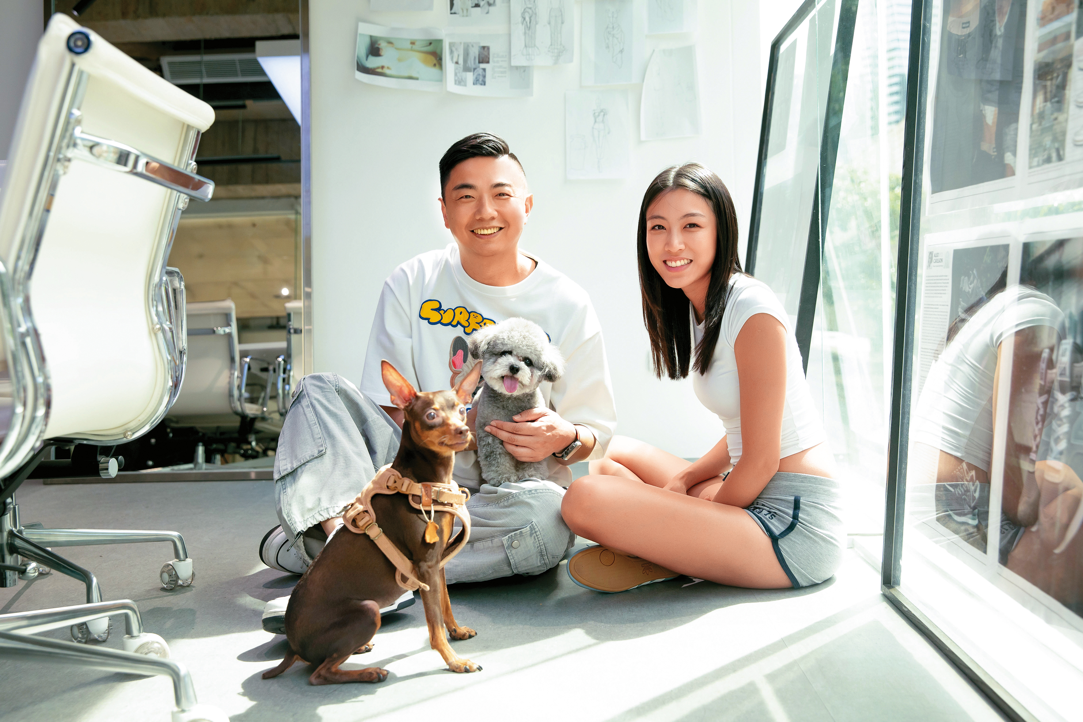 熊爸來到游宇潼的公司，參觀她的寵物友善辦公室，觀察狗狗在辦公室的身心狀況。