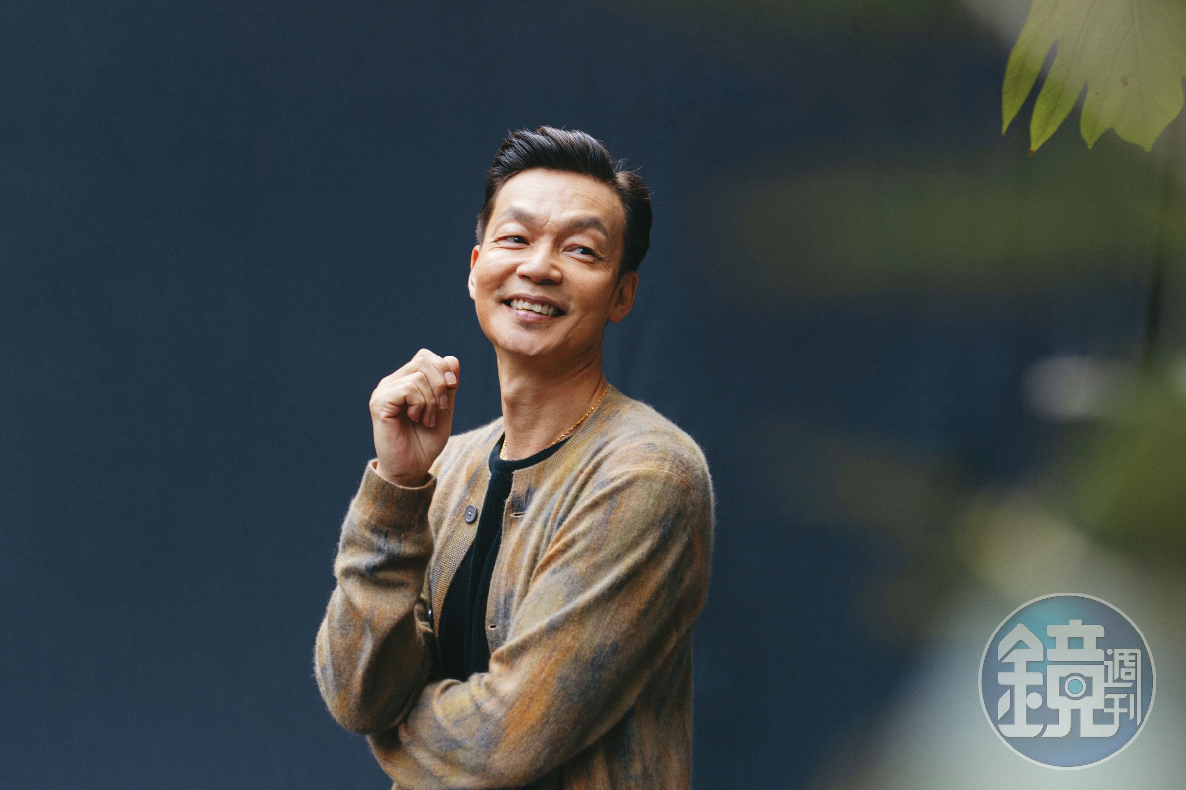 出道35年，李國煌是星馬家喻戶曉的明星，從搞笑短劇一路轉戰電視節目主持、演戲，乃至於挑戰直播，成為全方位藝人。