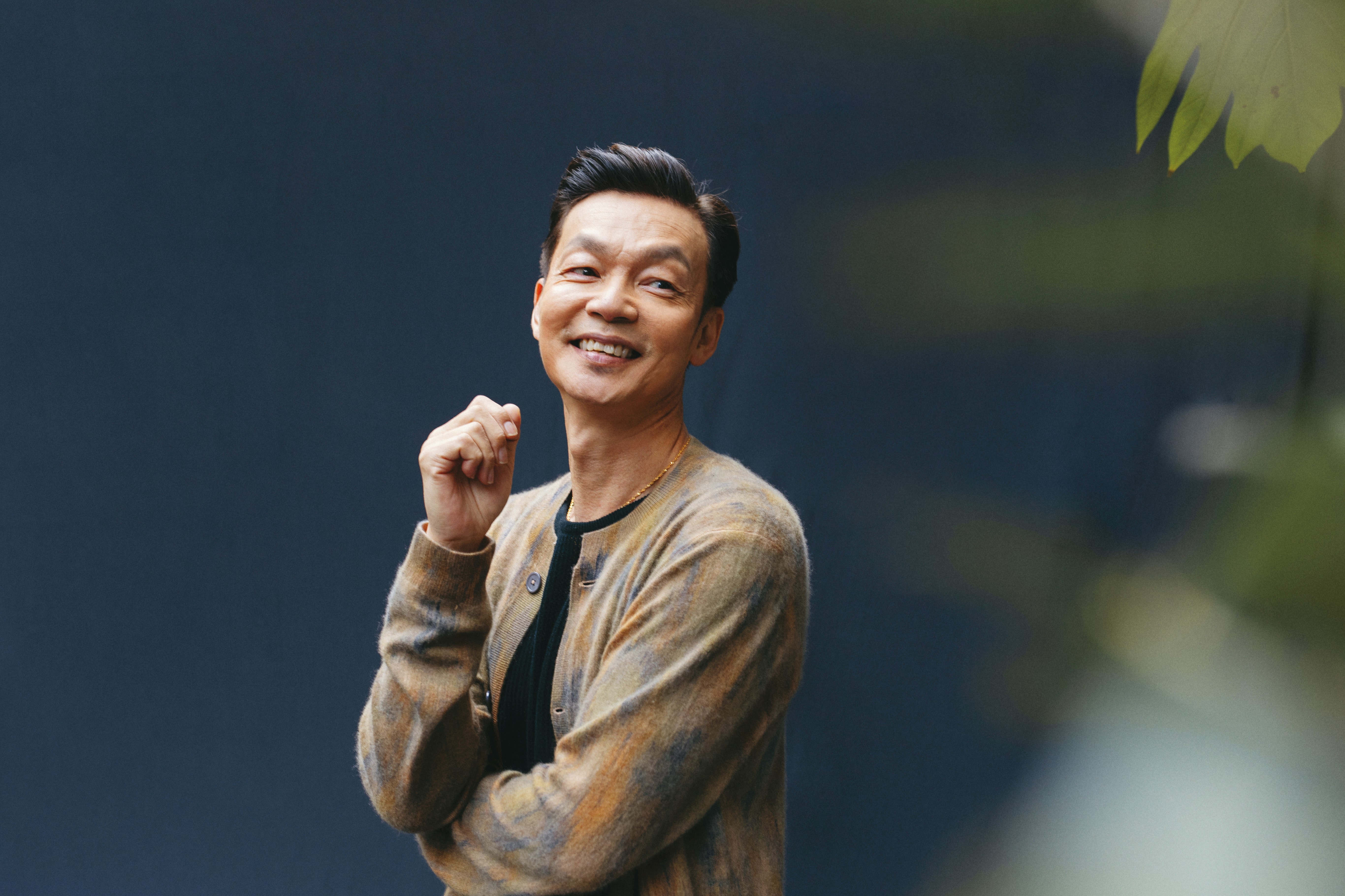 出道35年,李國煌是星馬家喻戶曉的明星,從搞笑短劇一路轉戰電視節目主持、演戲,乃至於挑戰直播,成為全方位藝人。