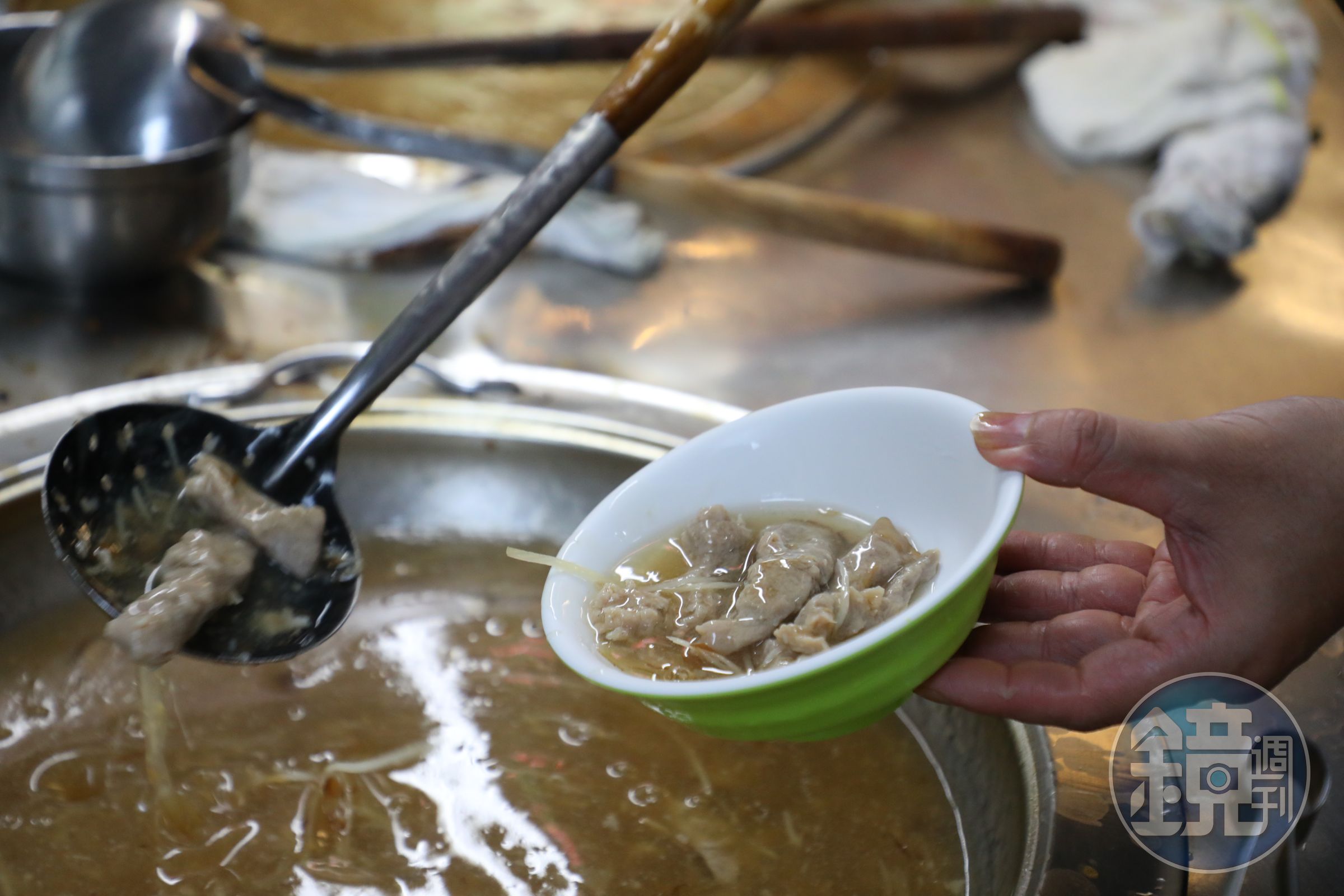 放在爐火上的肉羹湯，需要不停攪拌，以免黏底。