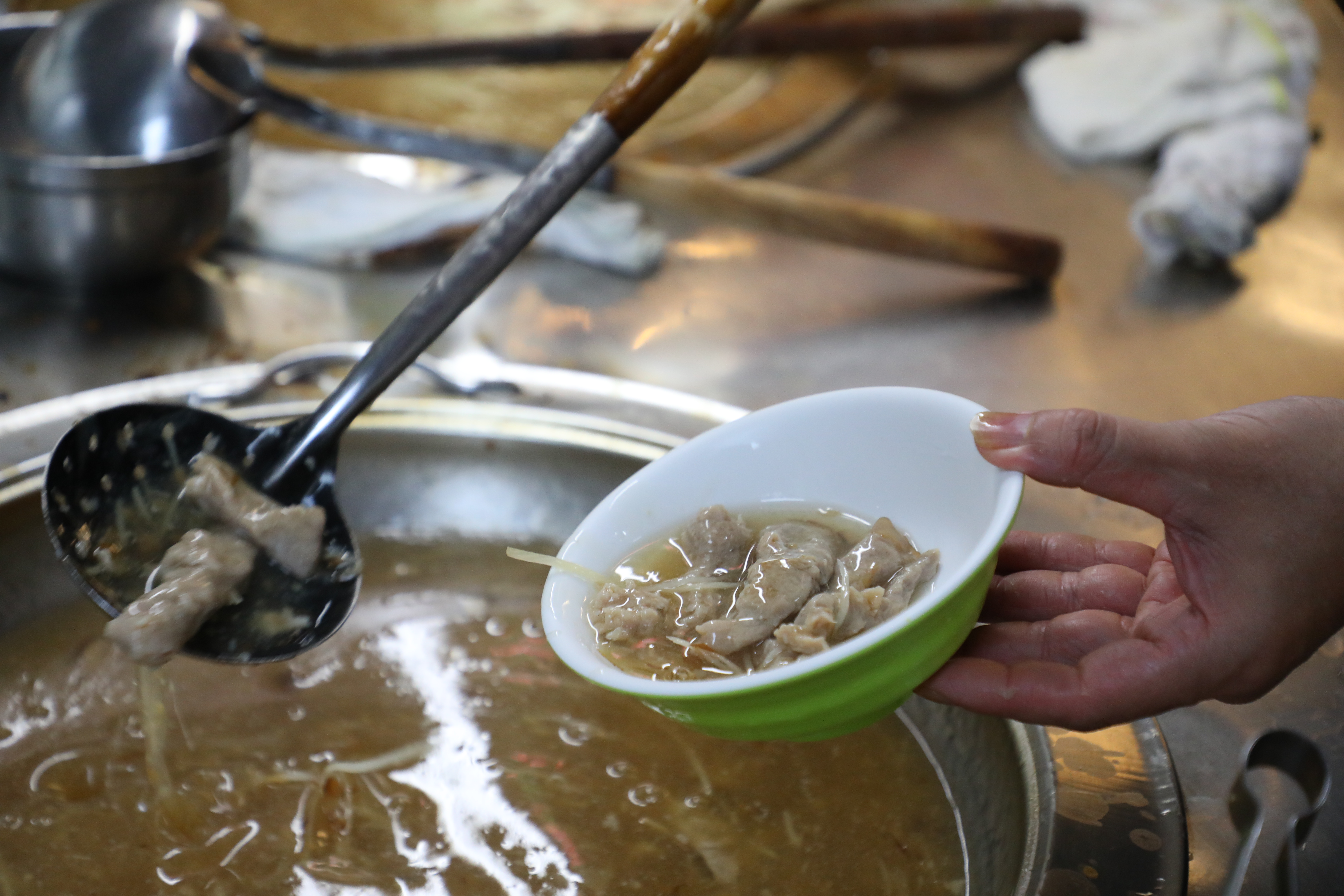 放在爐火上的肉羹湯,需要不停攪拌,以免黏底。