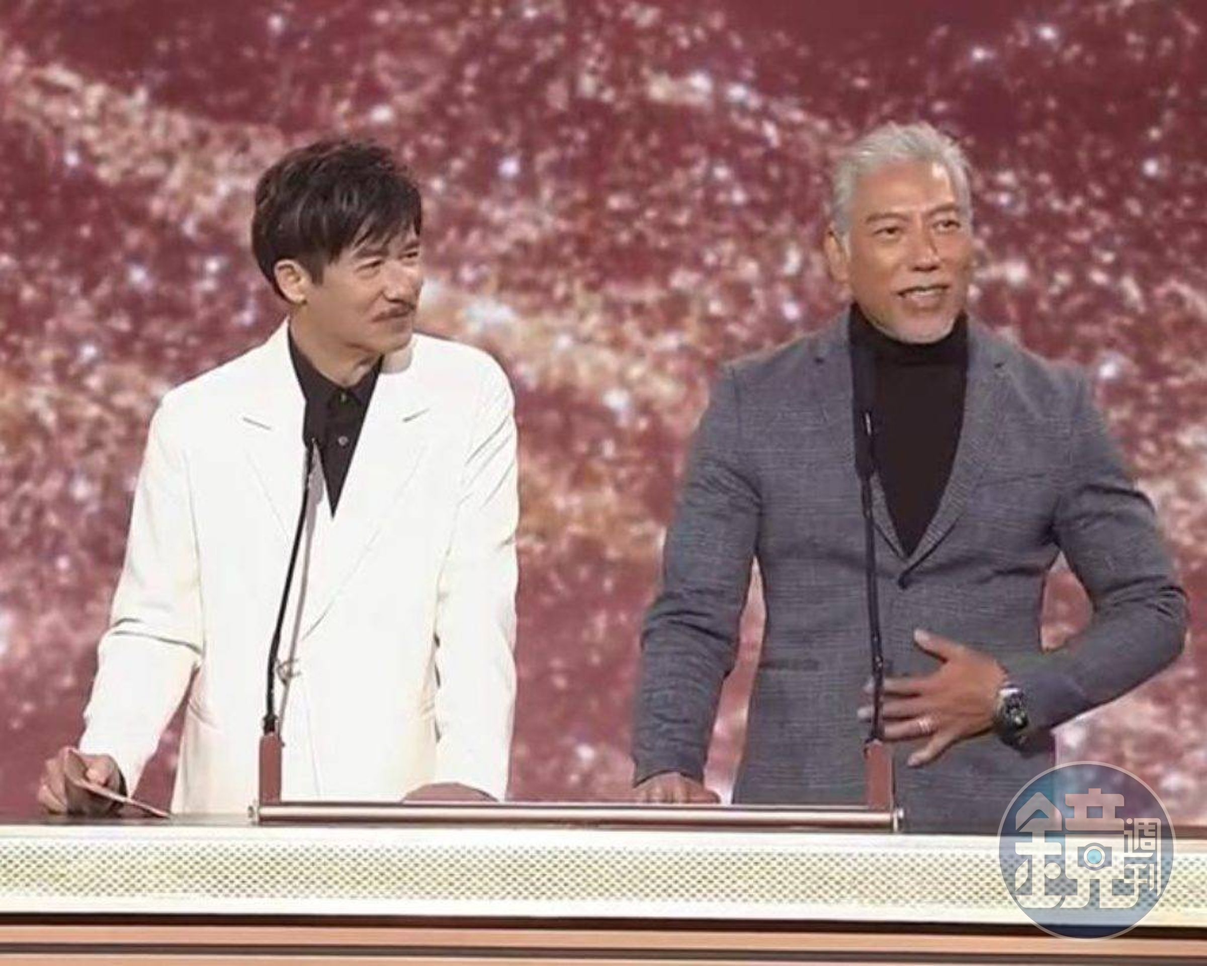 張耀揚曾受邀參加TVB台慶頒獎典禮，與同為「反派專業戶」的李子雄擔任頒獎人。（網路圖片）