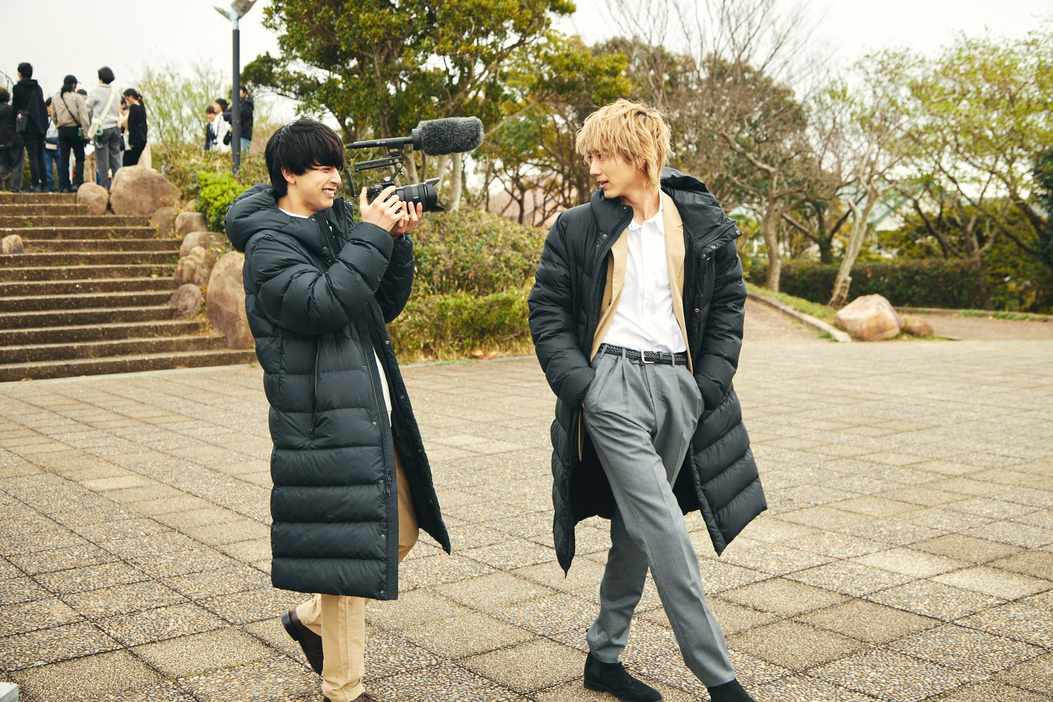 新原泰佑（右）在《25時，赤坂見》片場拿著攝影機捕捉駒木根葵汰（左）的私下面貌。©"At 25:00, in Akasaka" Film Partners（GagaOOLala提供）