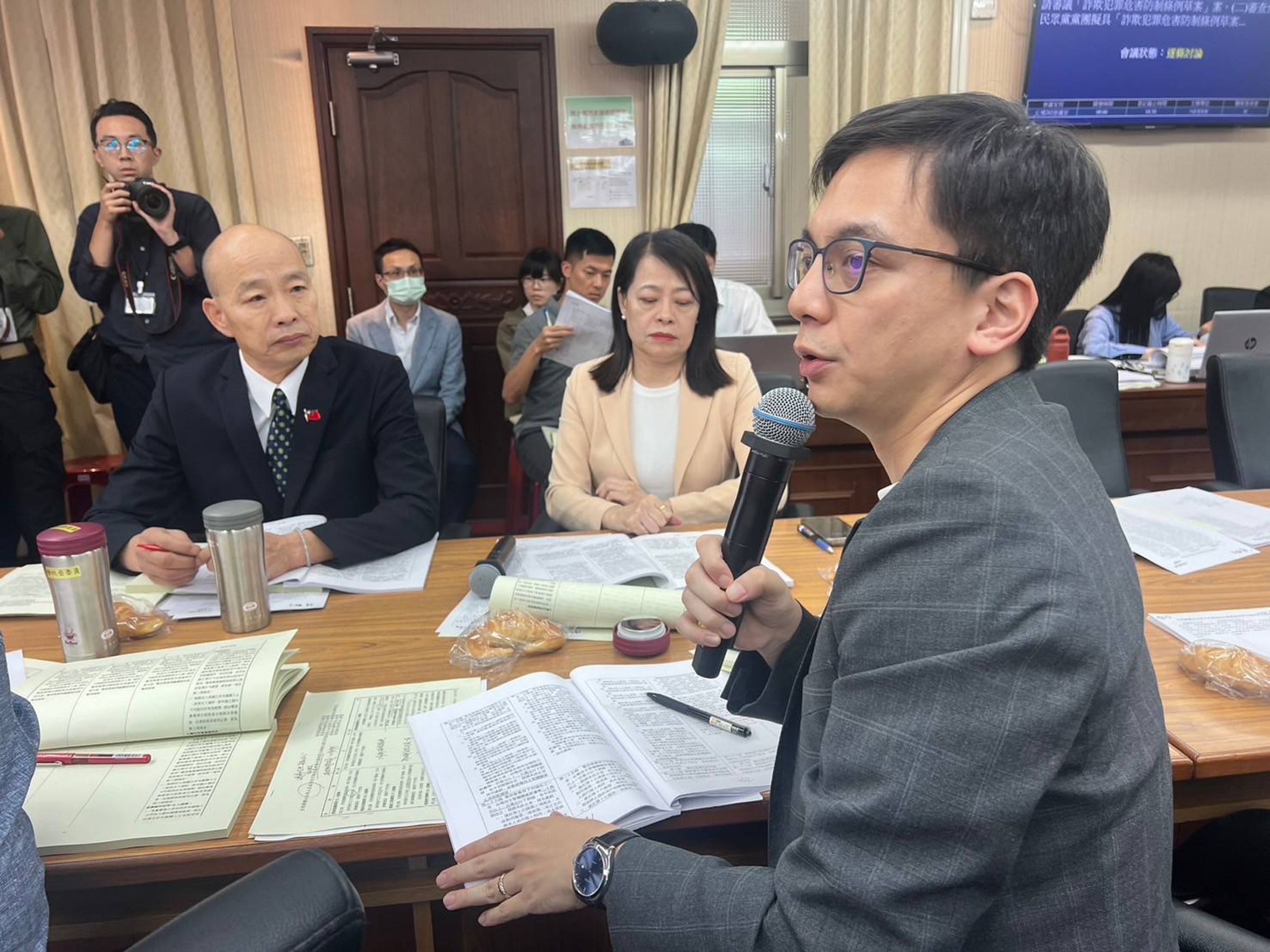 立法院內政委員會今(5日)排審俗稱打詐專法的「詐欺犯罪危害條例」,立法院長韓國瑜也現身委員會。(立委牛煦庭辦公室提供)