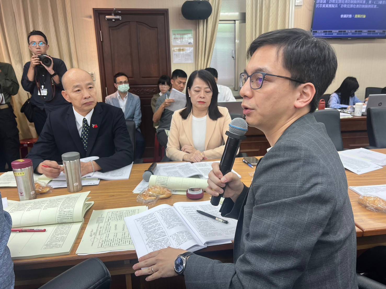 立法院內政委員會今（5日）排審俗稱打詐專法的「詐欺犯罪危害條例」，立法院長韓國瑜也現身委員會。（立委牛煦庭辦公室提供）