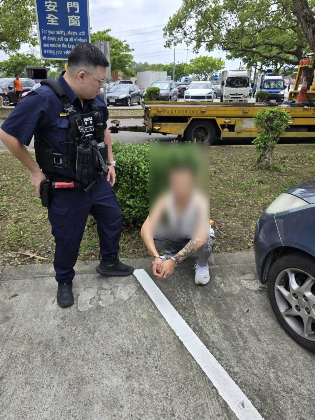 警方趕到關西服務站逮捕竊車紀男。（翻攝畫面）