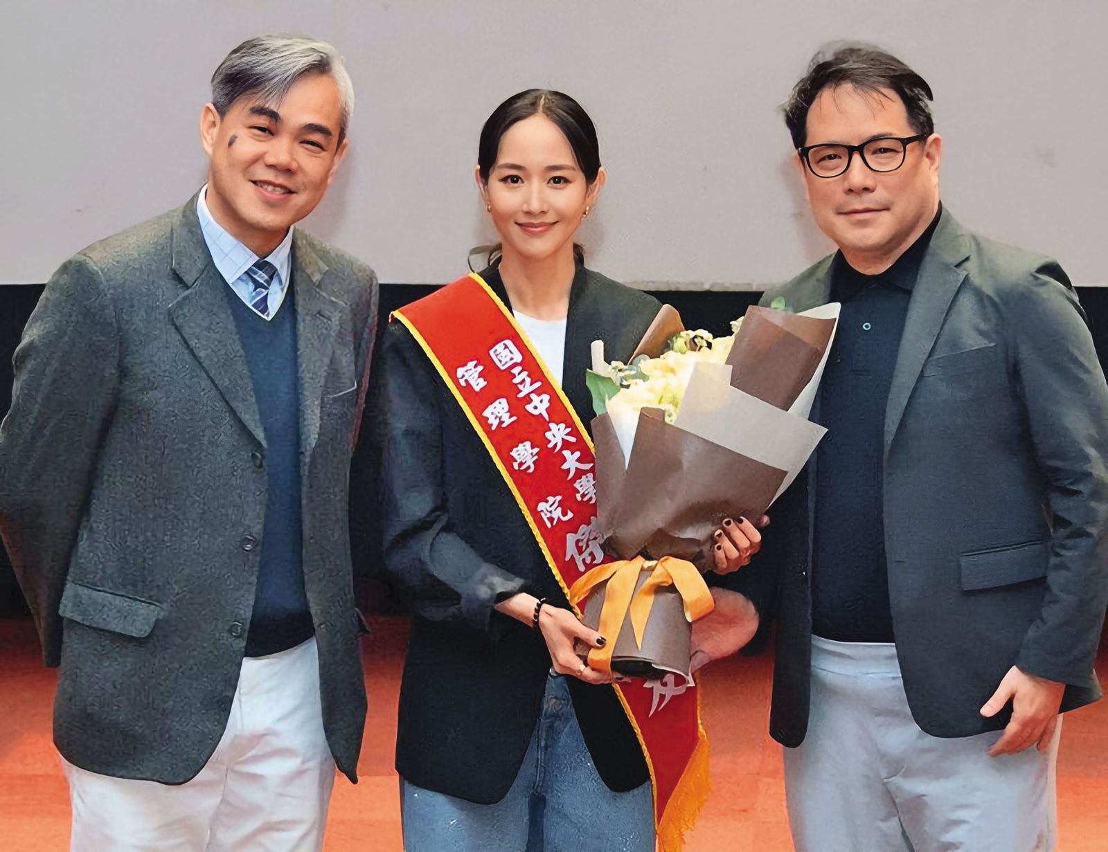 知名藝人張鈞甯（右）獲選中央大學管理學院傑出校友，今年3月與院長葉錦徽（左）合影。（中央大學提供）