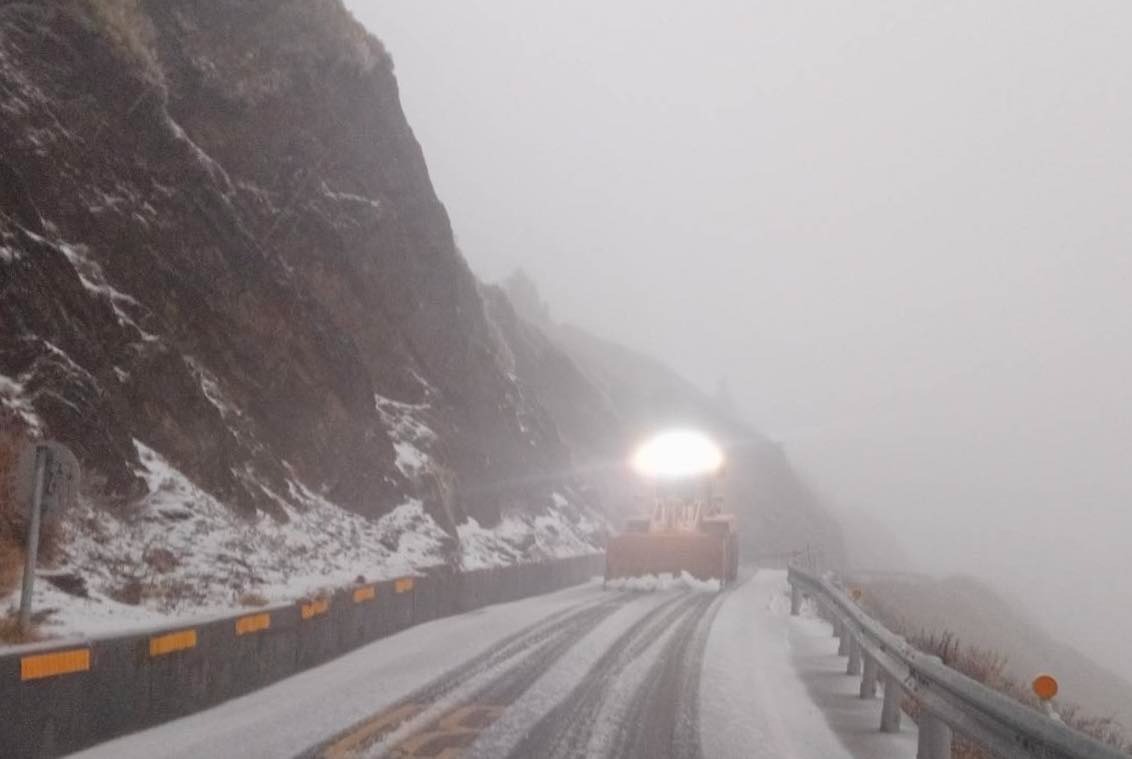 合歡山出動剷雪車整理路面，並限定車輛需加裝雪鏈才能上山。（翻攝自中橫路況交通資訊站臉書）