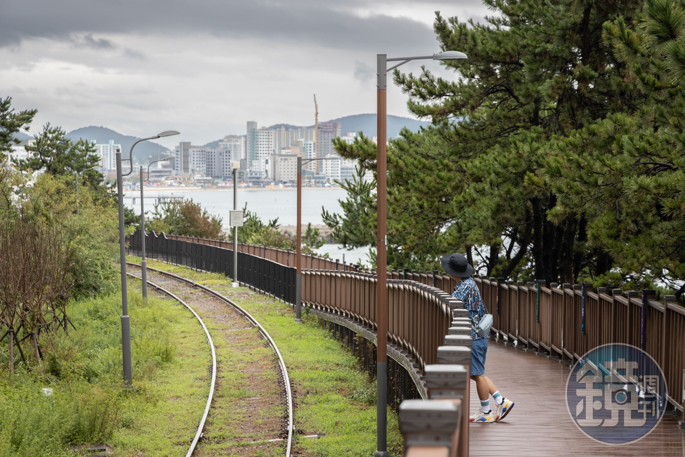 電車軌道旁也有行人步道。