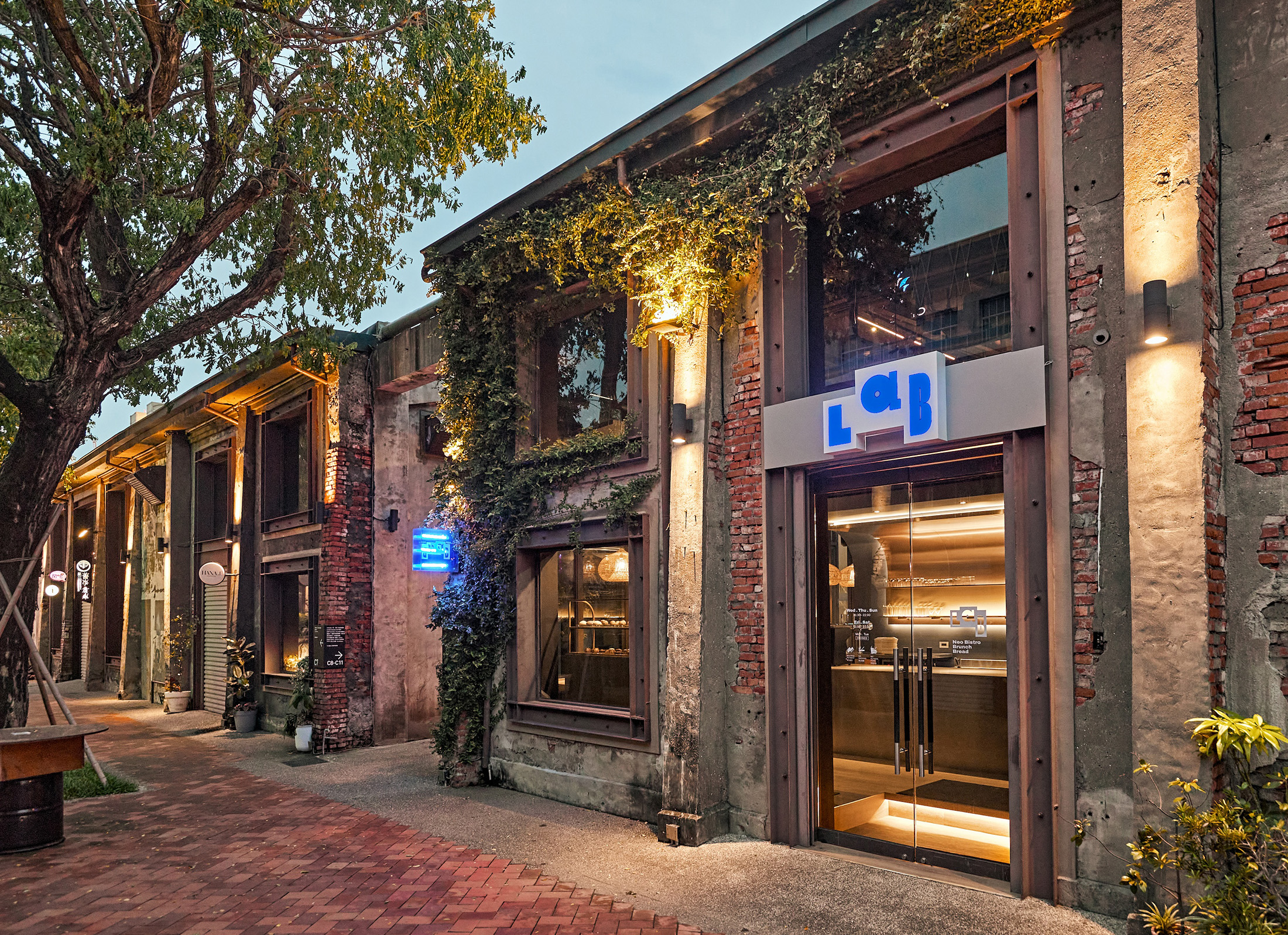 LAB PIER2座落高雄駁二大義倉庫群，在享受完藝文氣息與海風後，不妨走進這間餐酒館，品嘗一頓零地雷料理。（LAB PIER2提供）