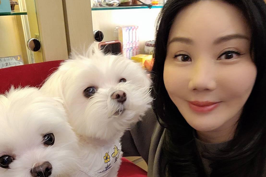 沈嶸家中育有兩張毛小孩。（財團法人流浪動物之家基金會提供）