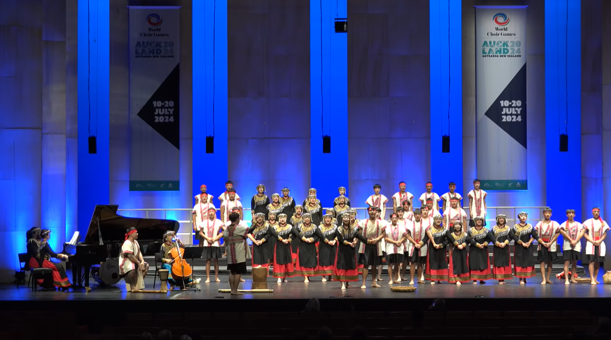 高雄寶來國中合唱團赴紐西蘭比賽奪冠，小粉紅聽到台灣崩潰嘶喊「CHI啊NA」。（翻自寶來國中YT）