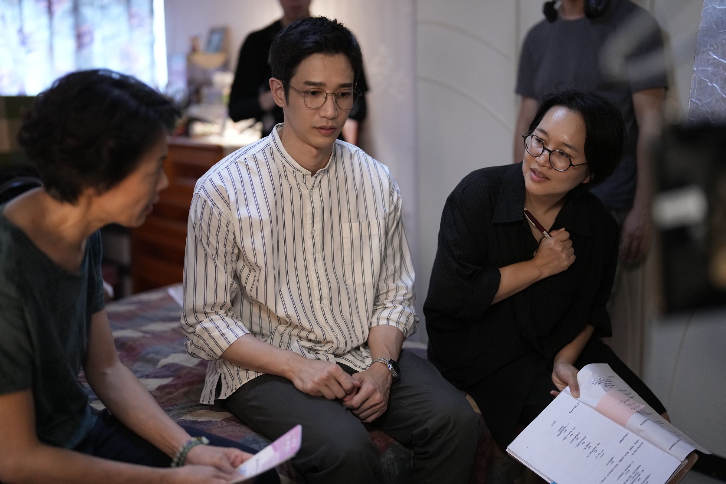 李念修(右)顛覆劉以豪(中)帥氣形像,讓他在《童話故事下集》與柯淑勤(左)扮母子,飾演一位媽寶工程師。(Netflix提供)