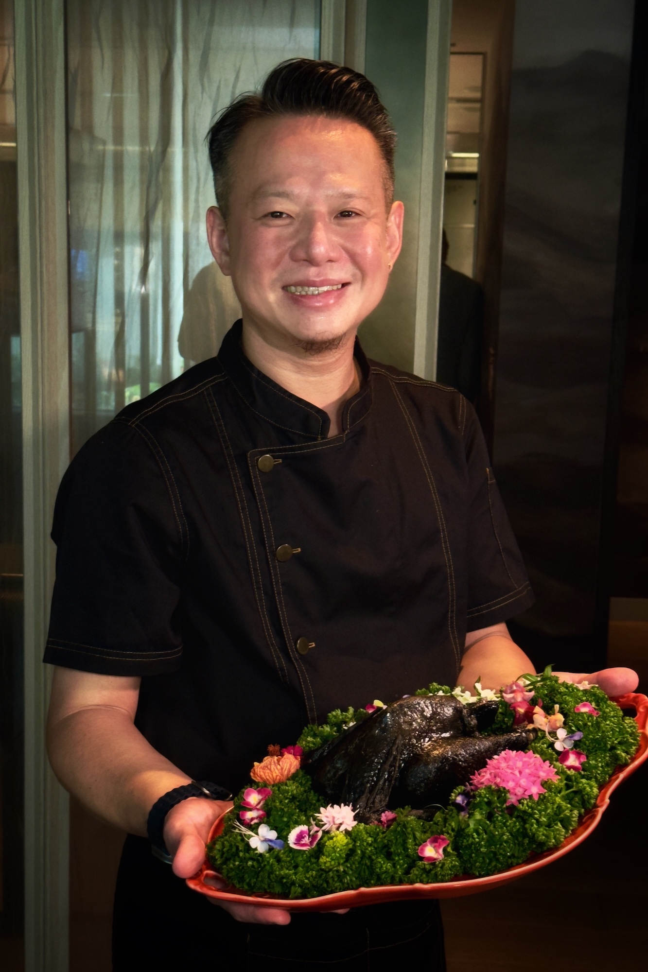 「爐烤烏骨雞」將烏骨雞先以蒜油醃漬、低溫風乾24小時，再煎香外皮入爐烤製，蒜香與草本氣息深入雞肉。