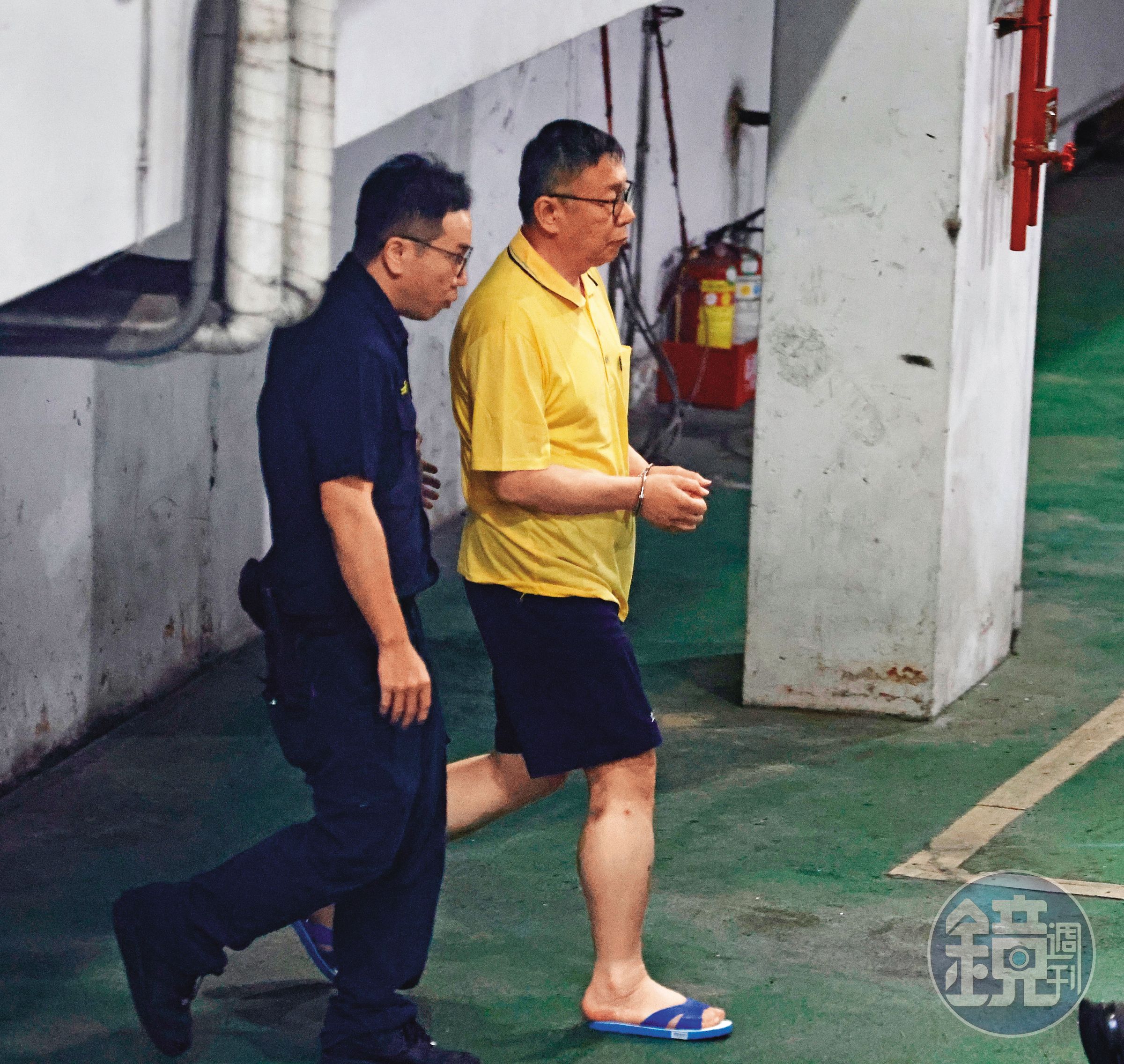柯文哲（右）因涉入京華城弊案，成為第一個被羈押禁見的主要在野黨主席。