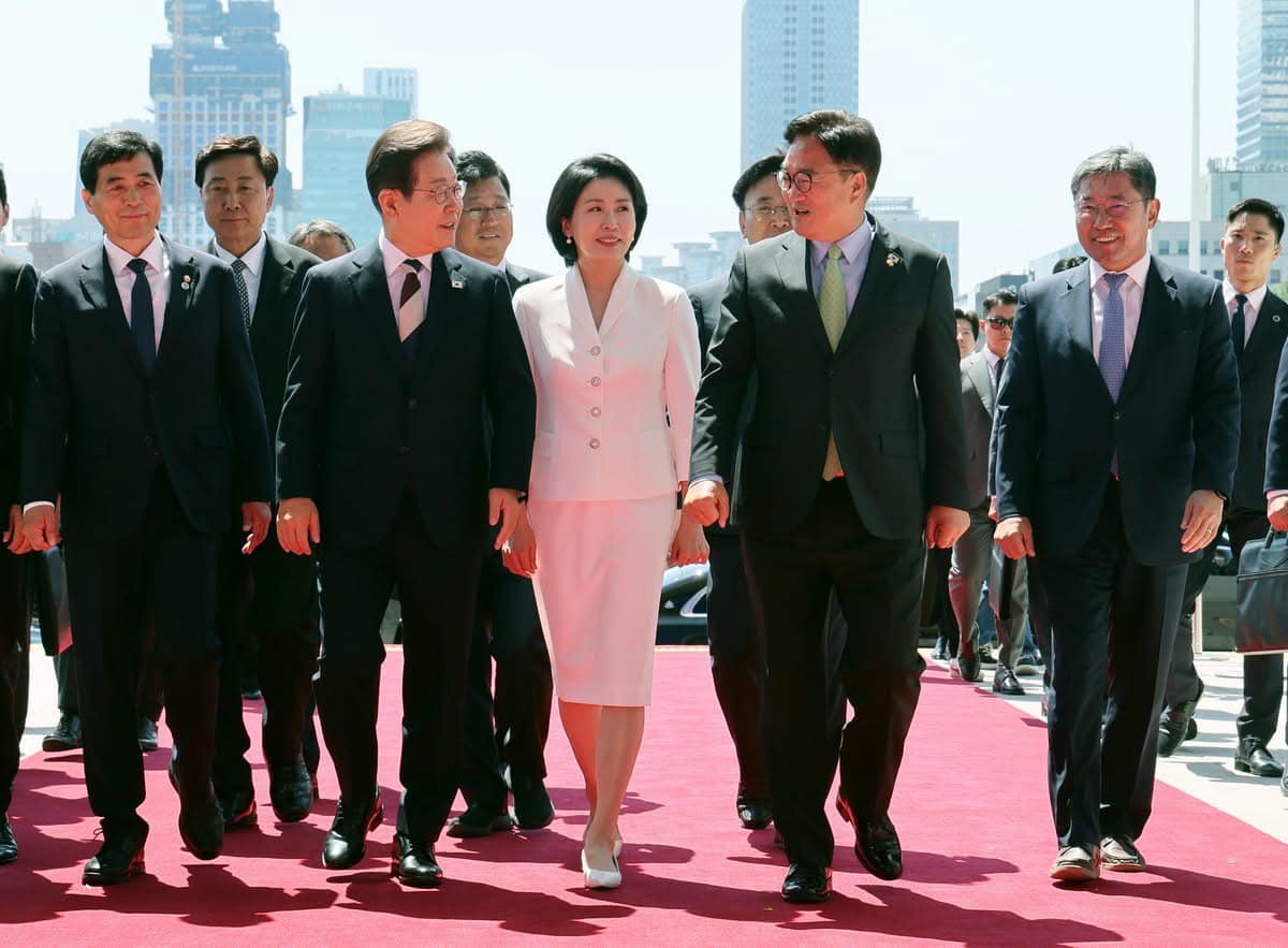 李在明甫上任就對在野黨釋出善意，就職演說完就與朝野代表共進午餐。（翻攝自臉書@우원식）