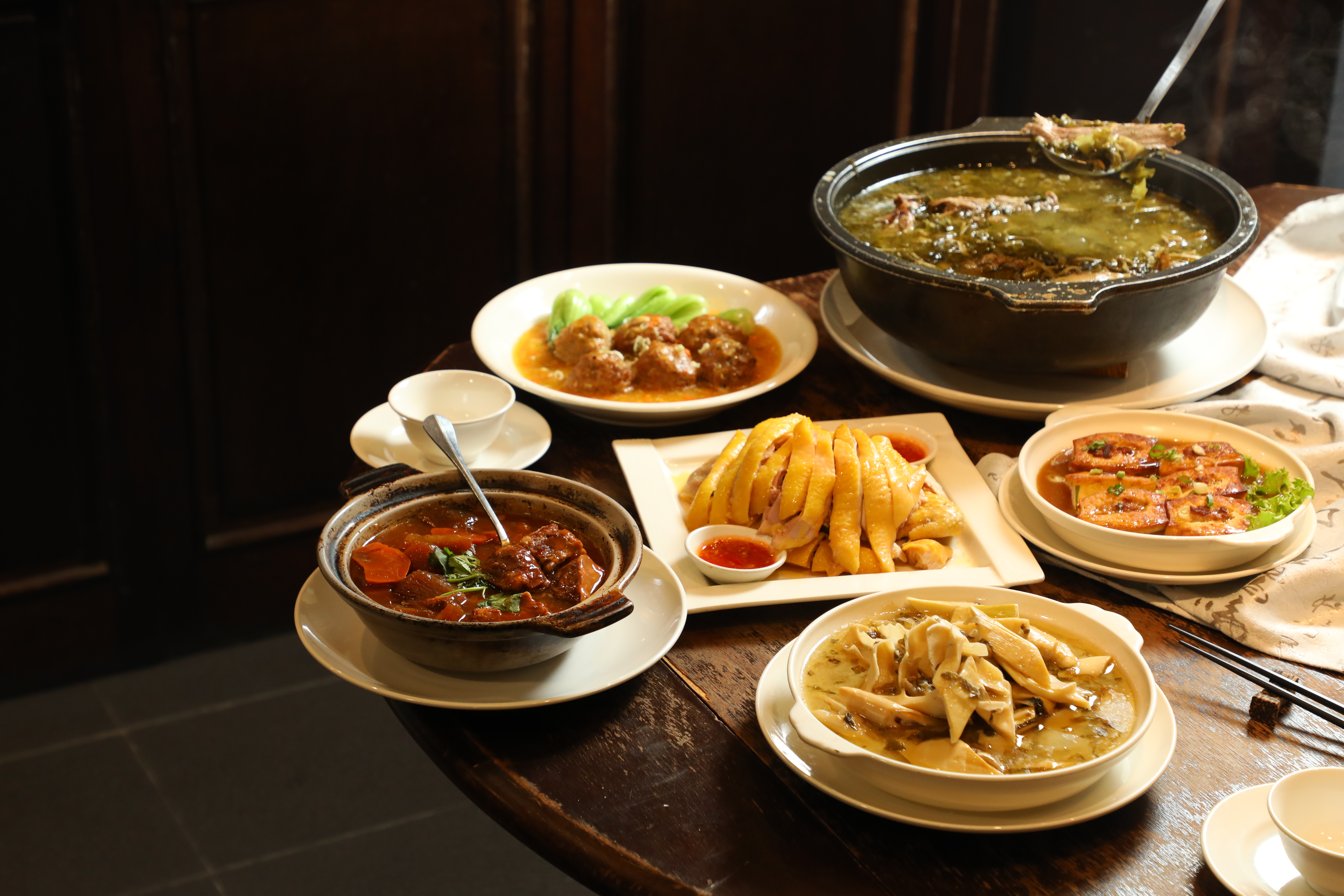 新竹老字號客家餐館「新陶芳」，是在地人聚餐與年節團聚的老地方。