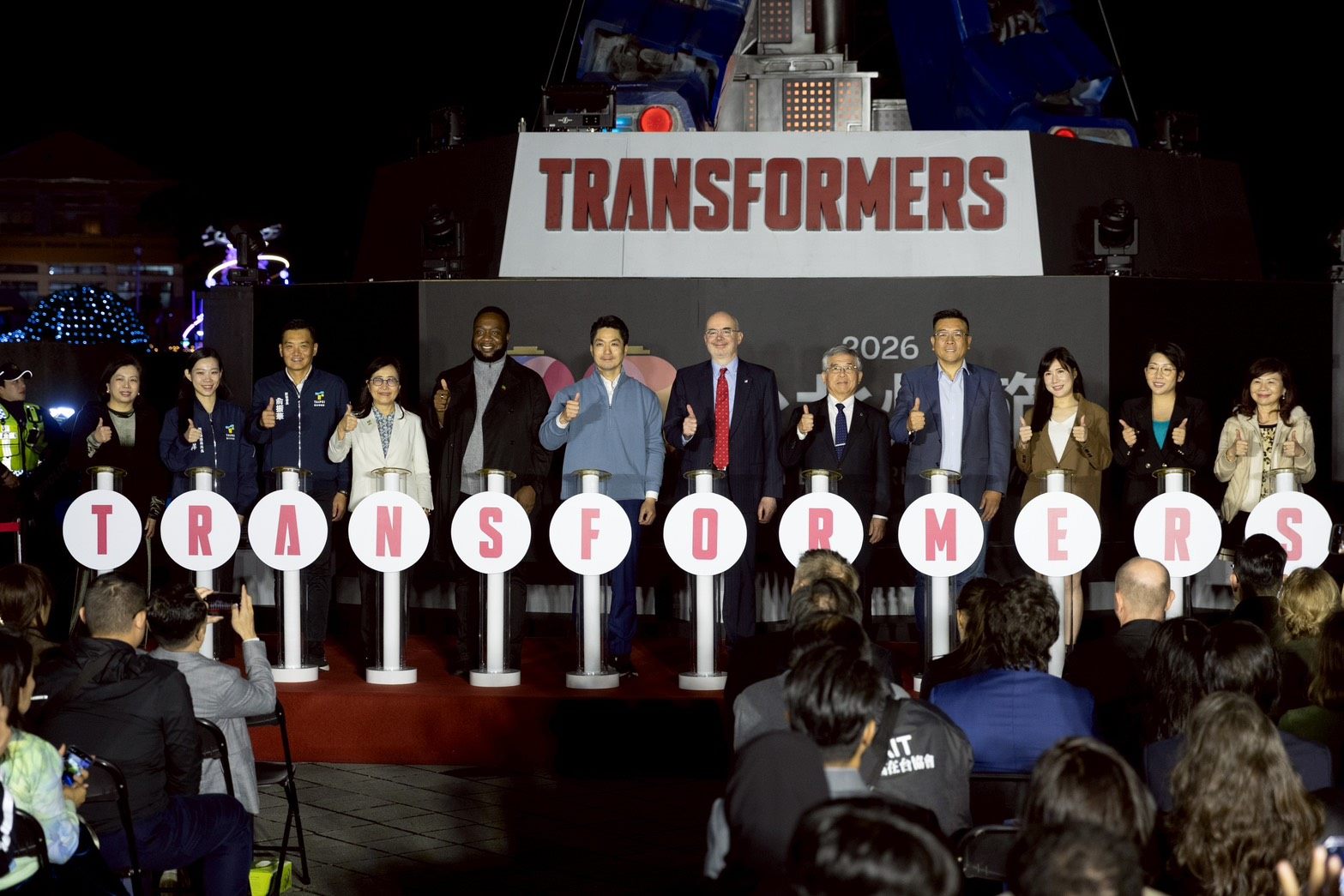 台北燈節上海燈區作品《這裡是上海》，因主持人喊「這裡是上海」引發現場民眾糾正「這裡是台灣」。（北市府提供）